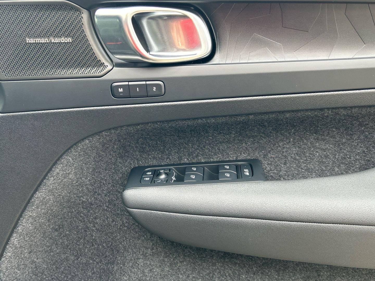 Volvo EX40 Image 15