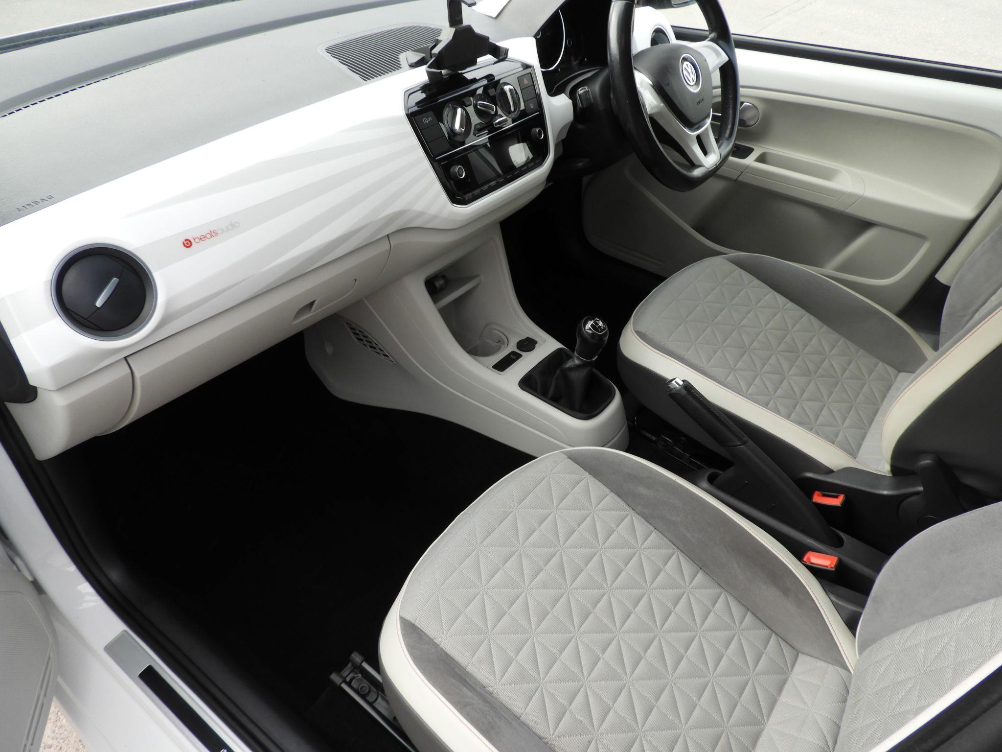 Volkswagen up! Image 10
