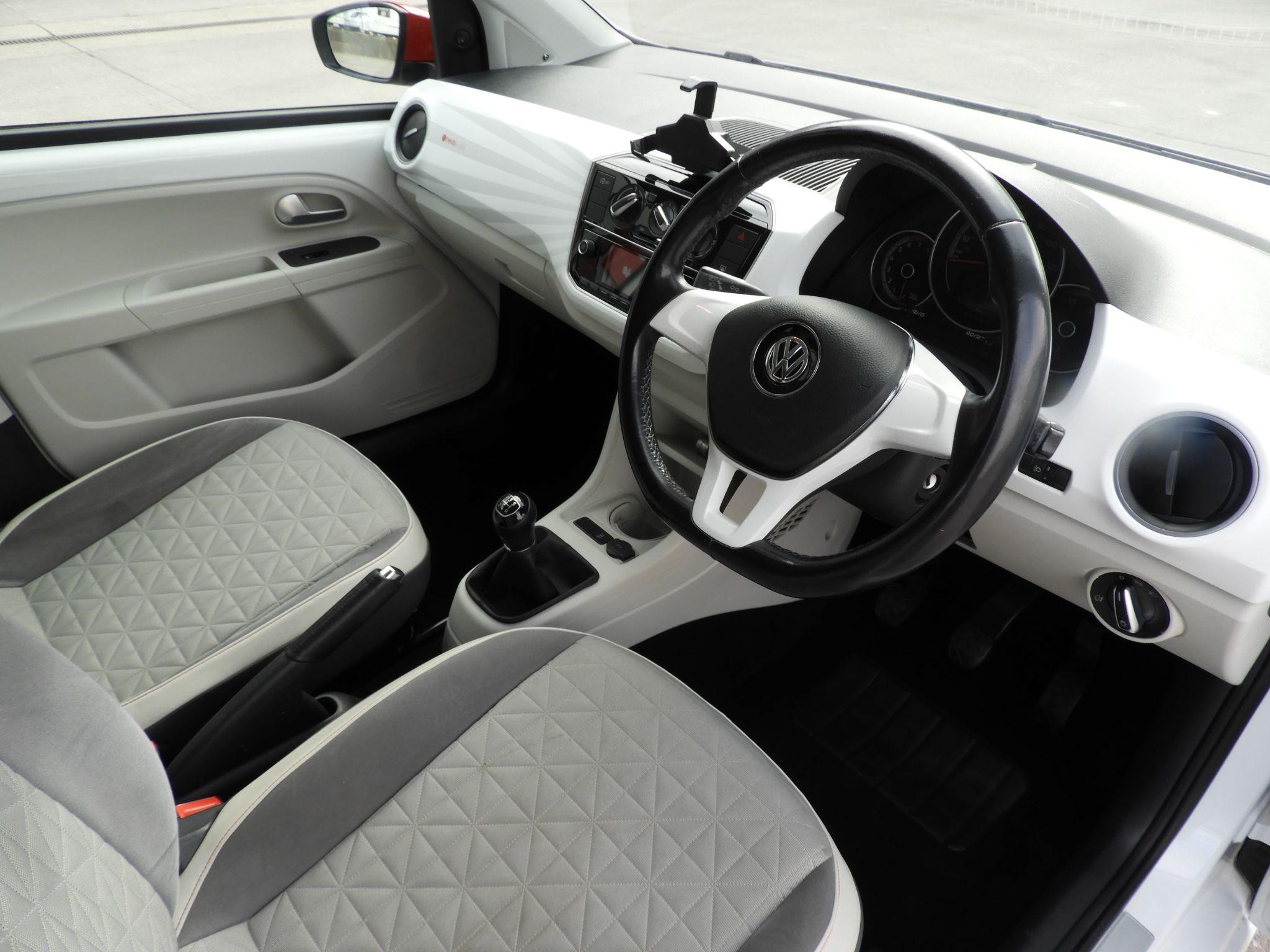 Volkswagen up! Image 13