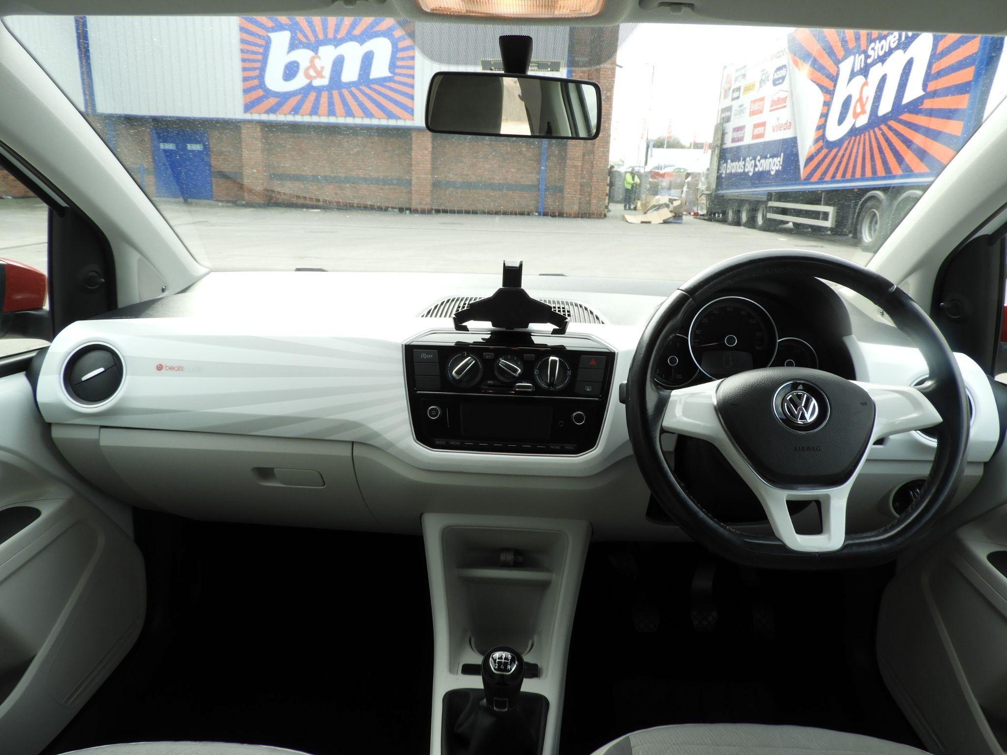 Volkswagen up! Image 14
