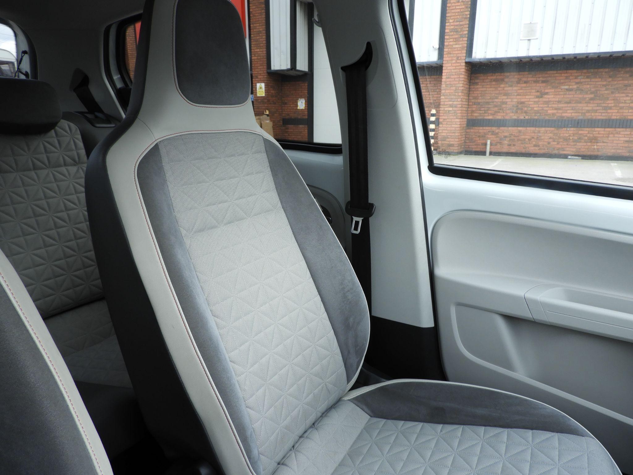 Volkswagen up! Image 15