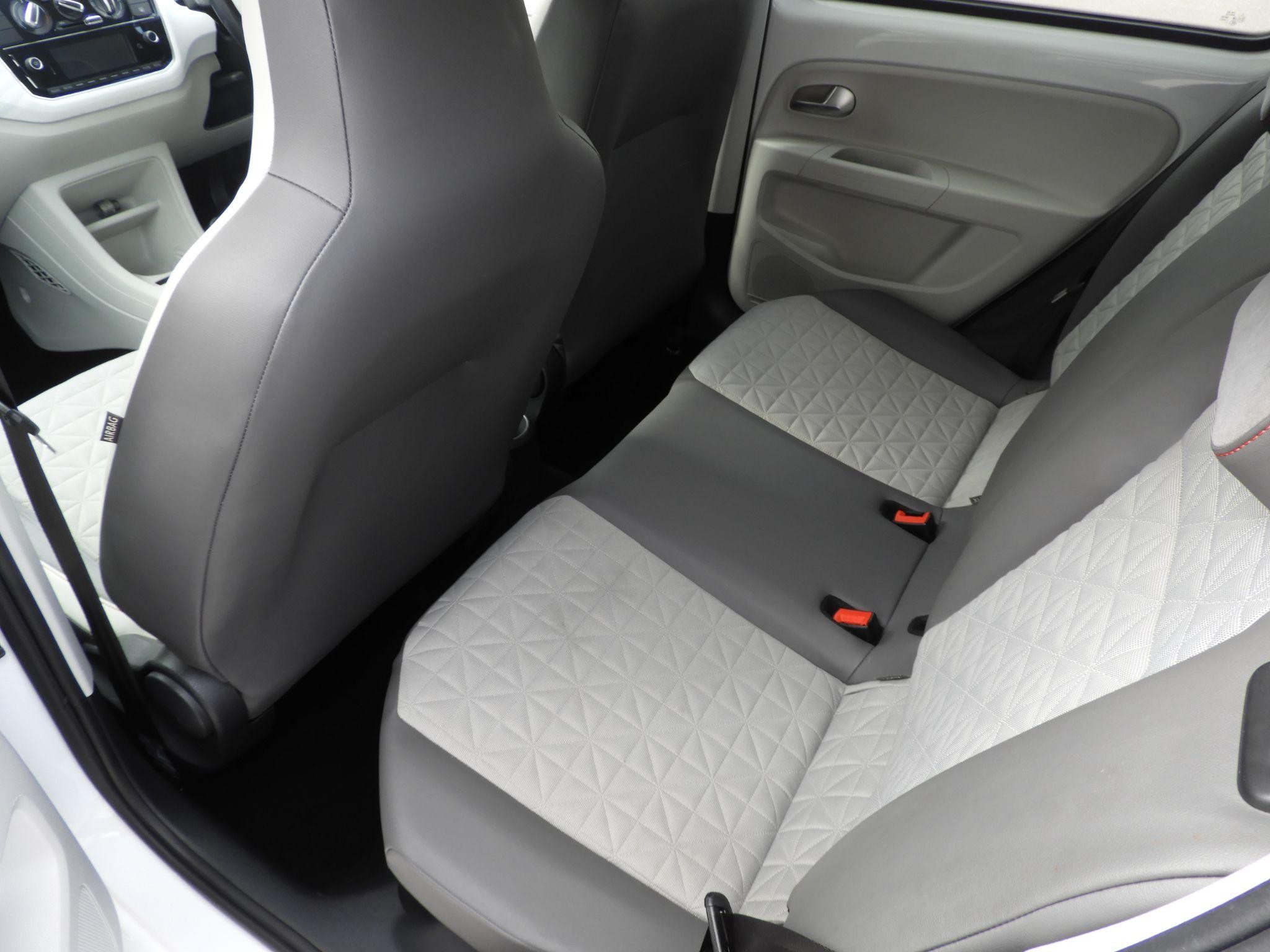 Volkswagen up! Image 16