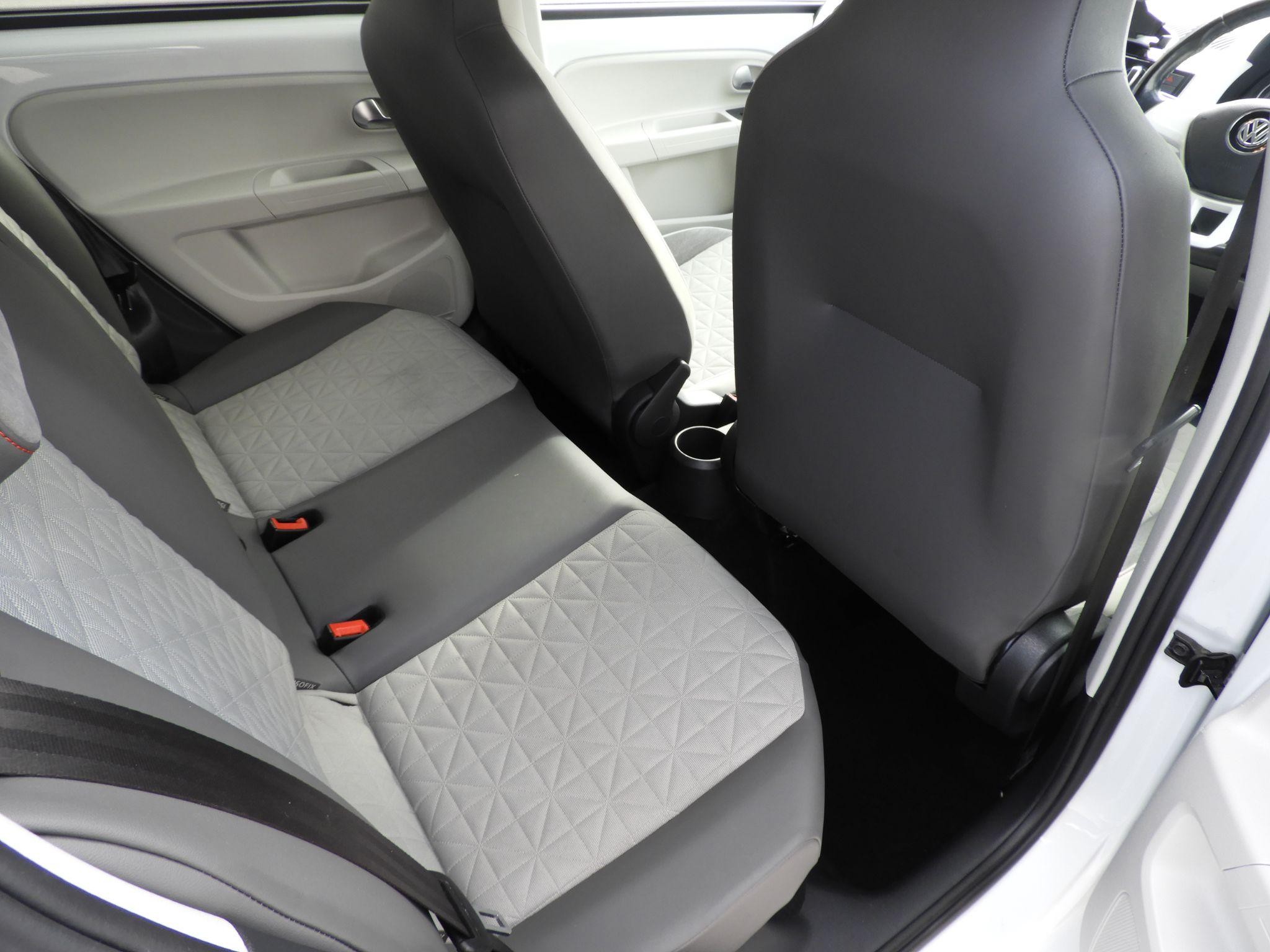 Volkswagen up! Image 17