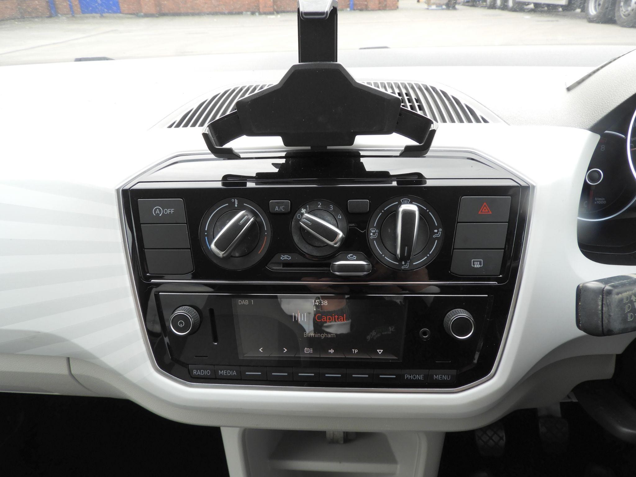 Volkswagen up! Image 19