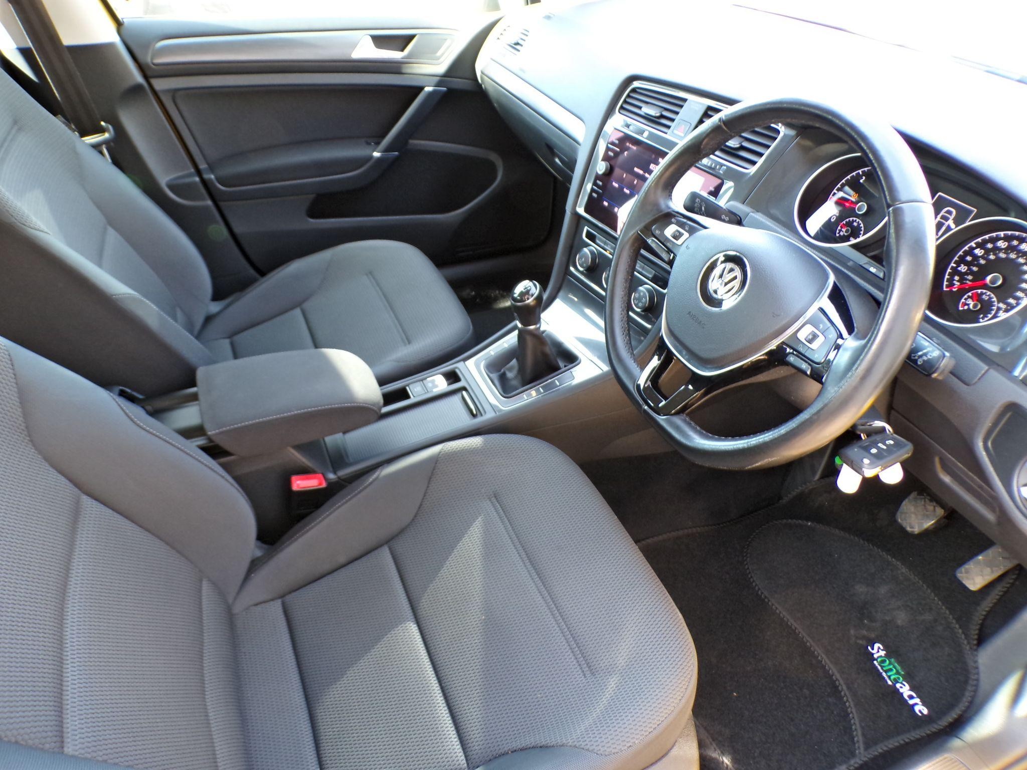 Volkswagen Golf Image 11