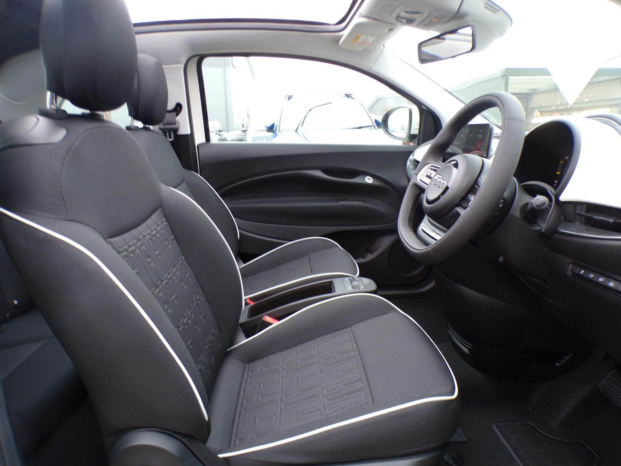 Abarth 500e Cabrio Image 14
