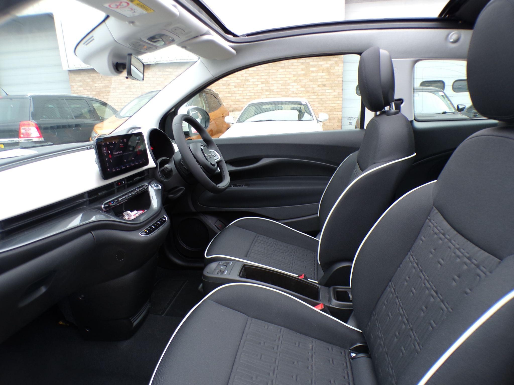Abarth 500e Cabrio Image 15