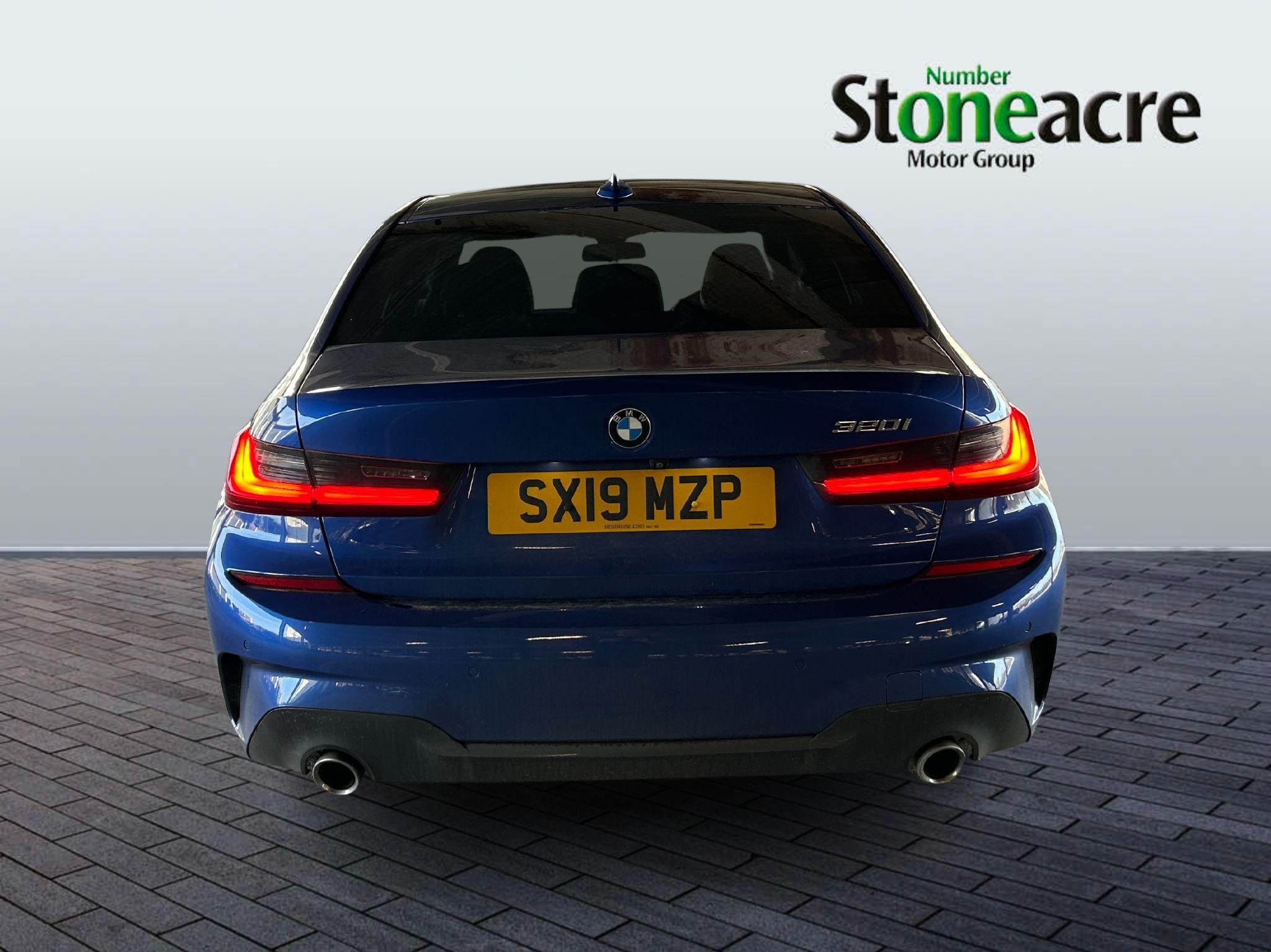 BMW 3 Series Image 6