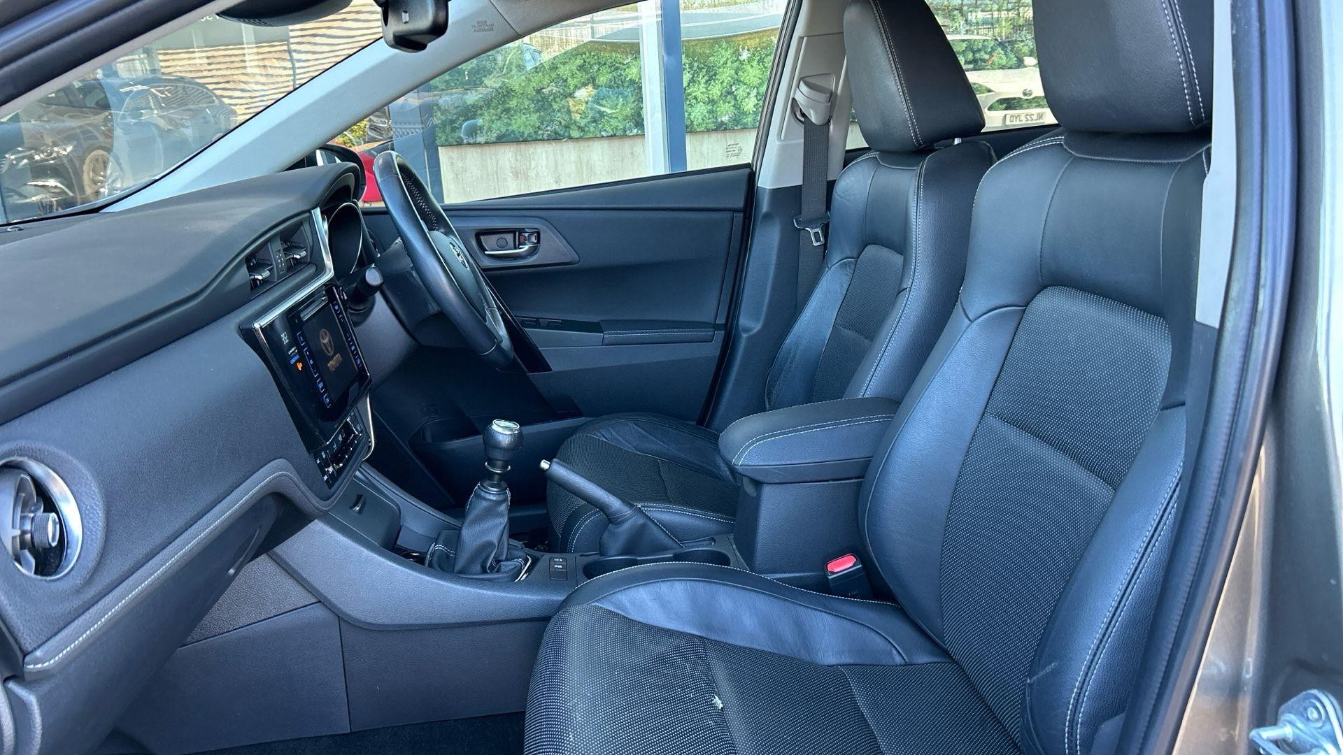 Toyota Auris Image 16