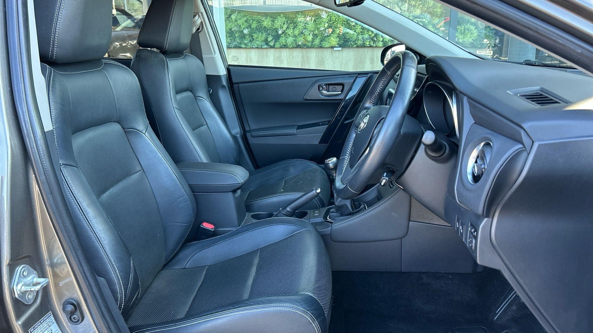 Toyota Auris Image 17