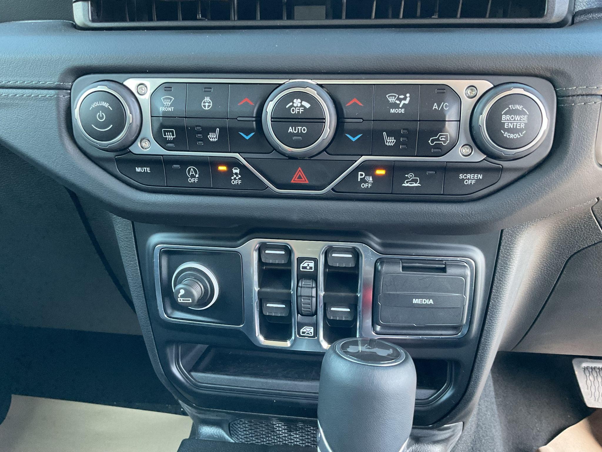 Jeep Wrangler Image 21