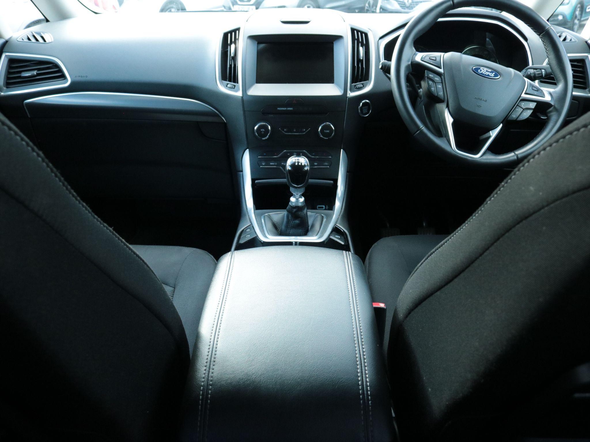 Ford Galaxy Image 12