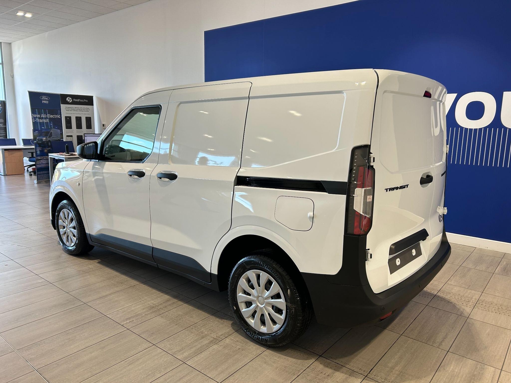 Ford Transit Courier Image 3