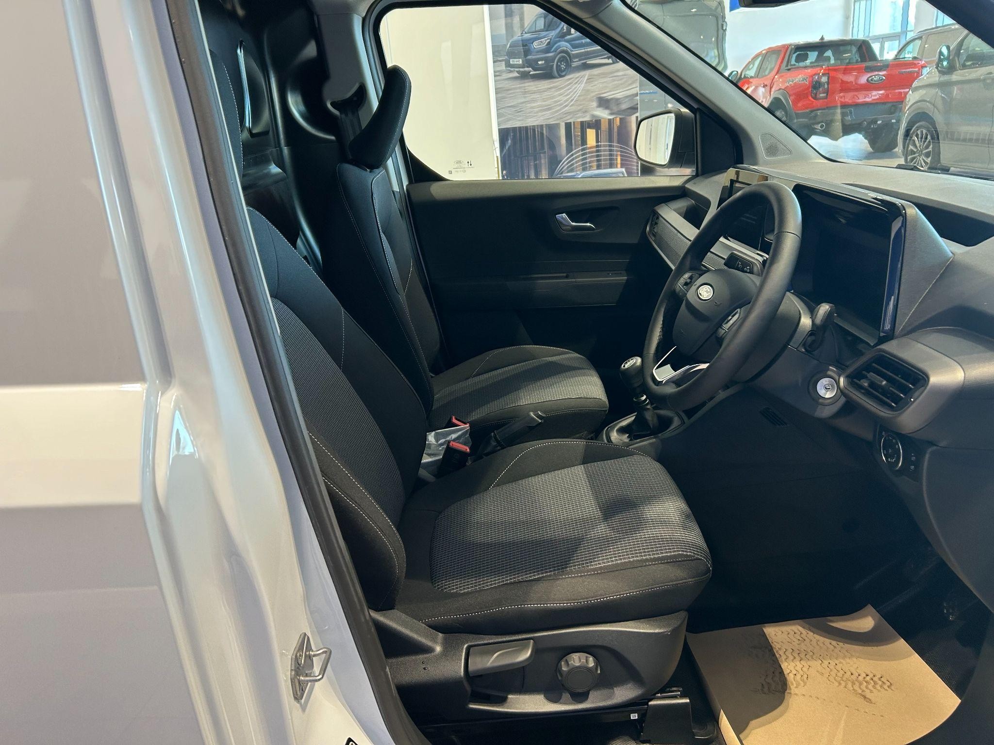 Ford Transit Courier Image 4