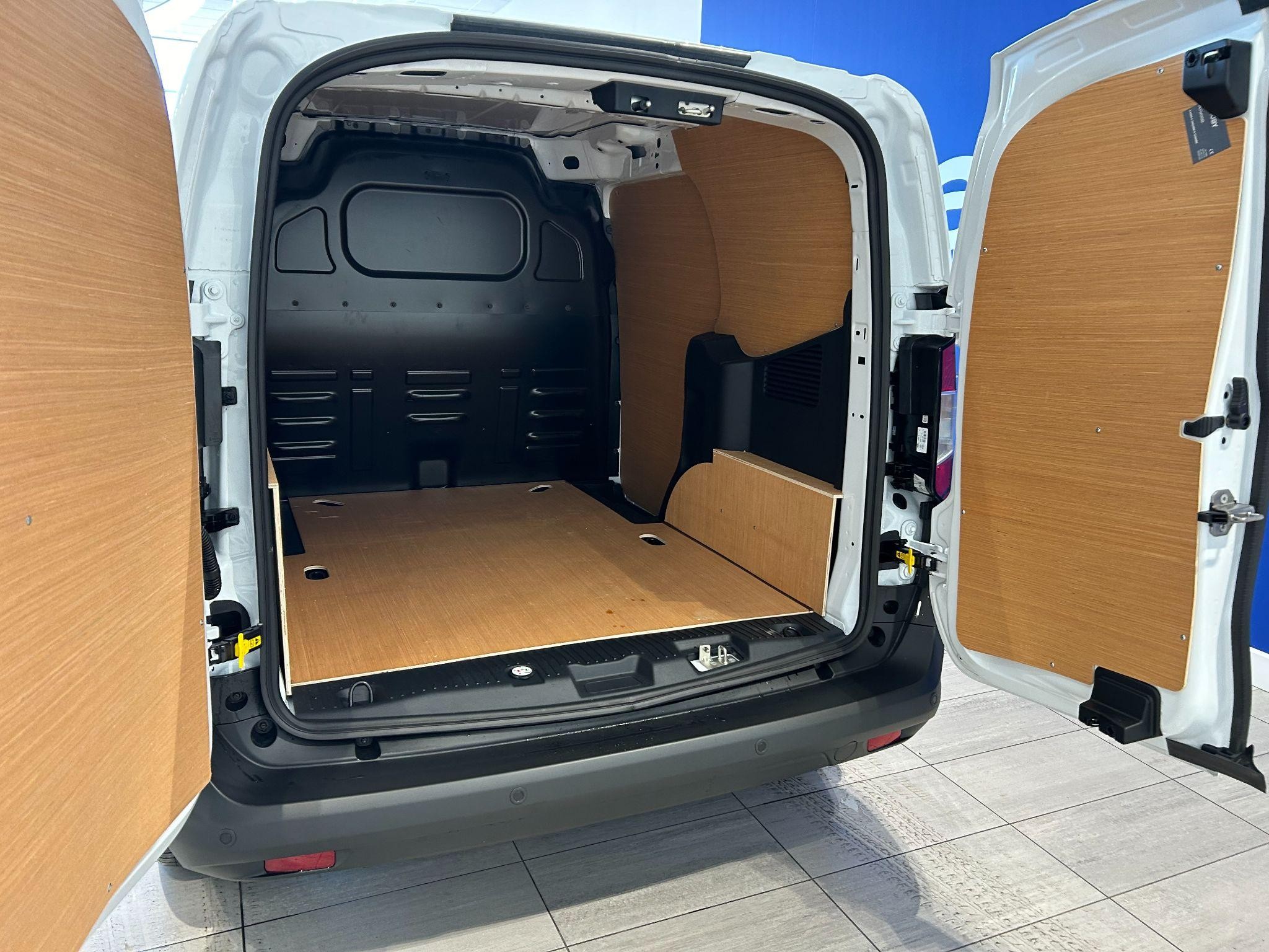 Ford Transit Courier Image 9