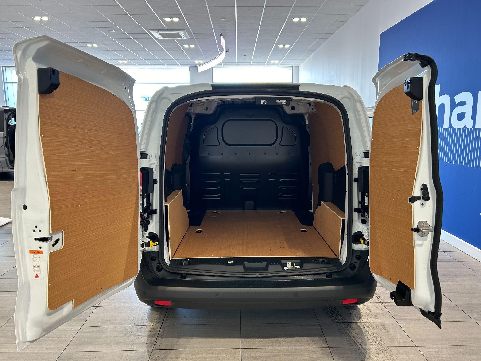 Ford Transit Courier Image 10