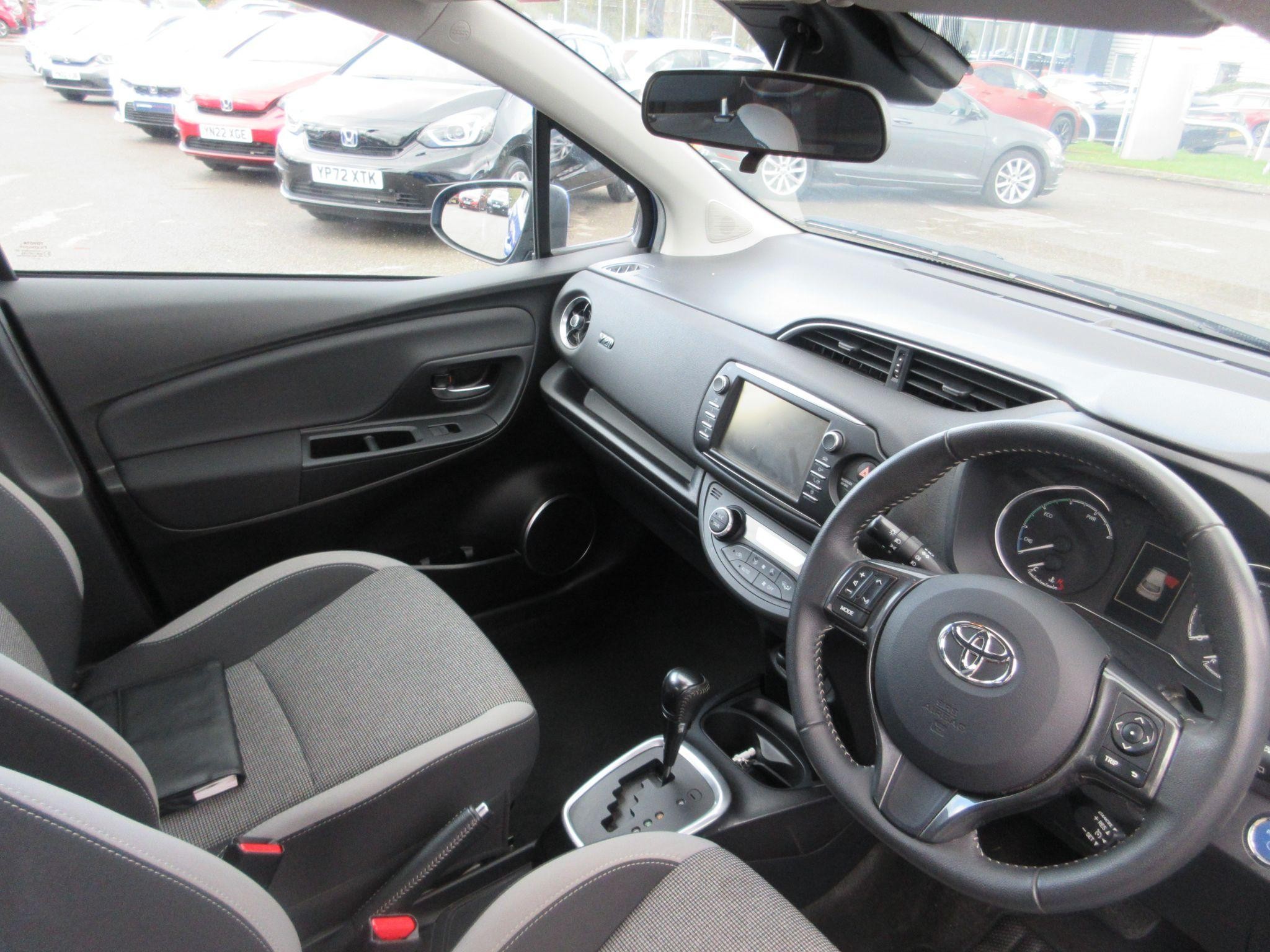 Toyota Yaris Image 16