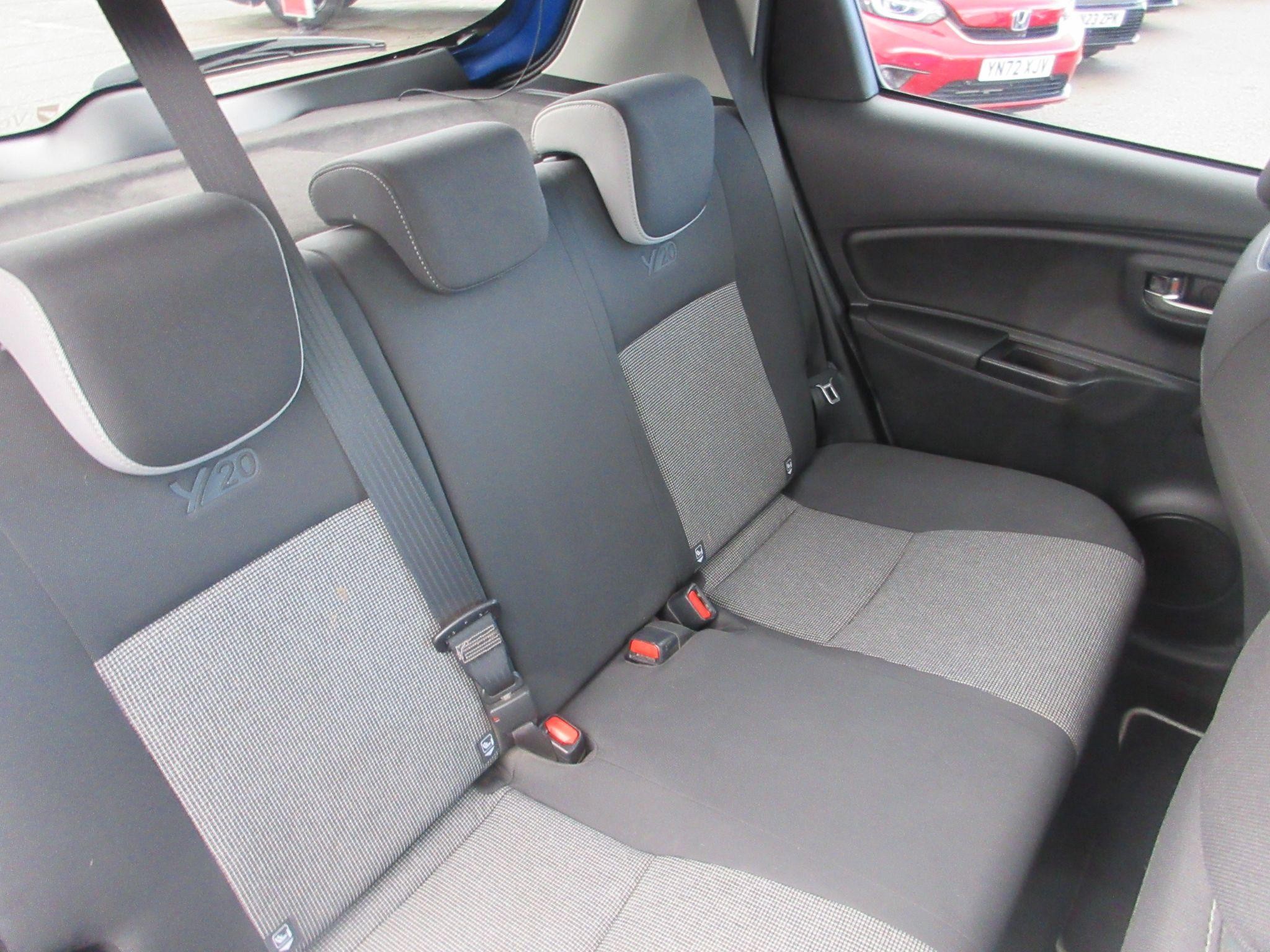 Toyota Yaris Image 17