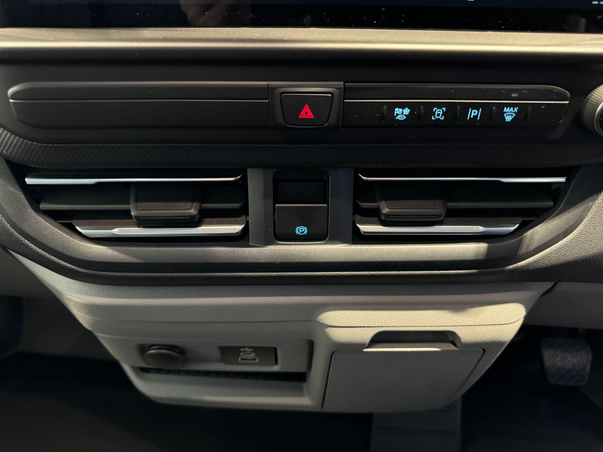 Ford Transit Custom Image 13