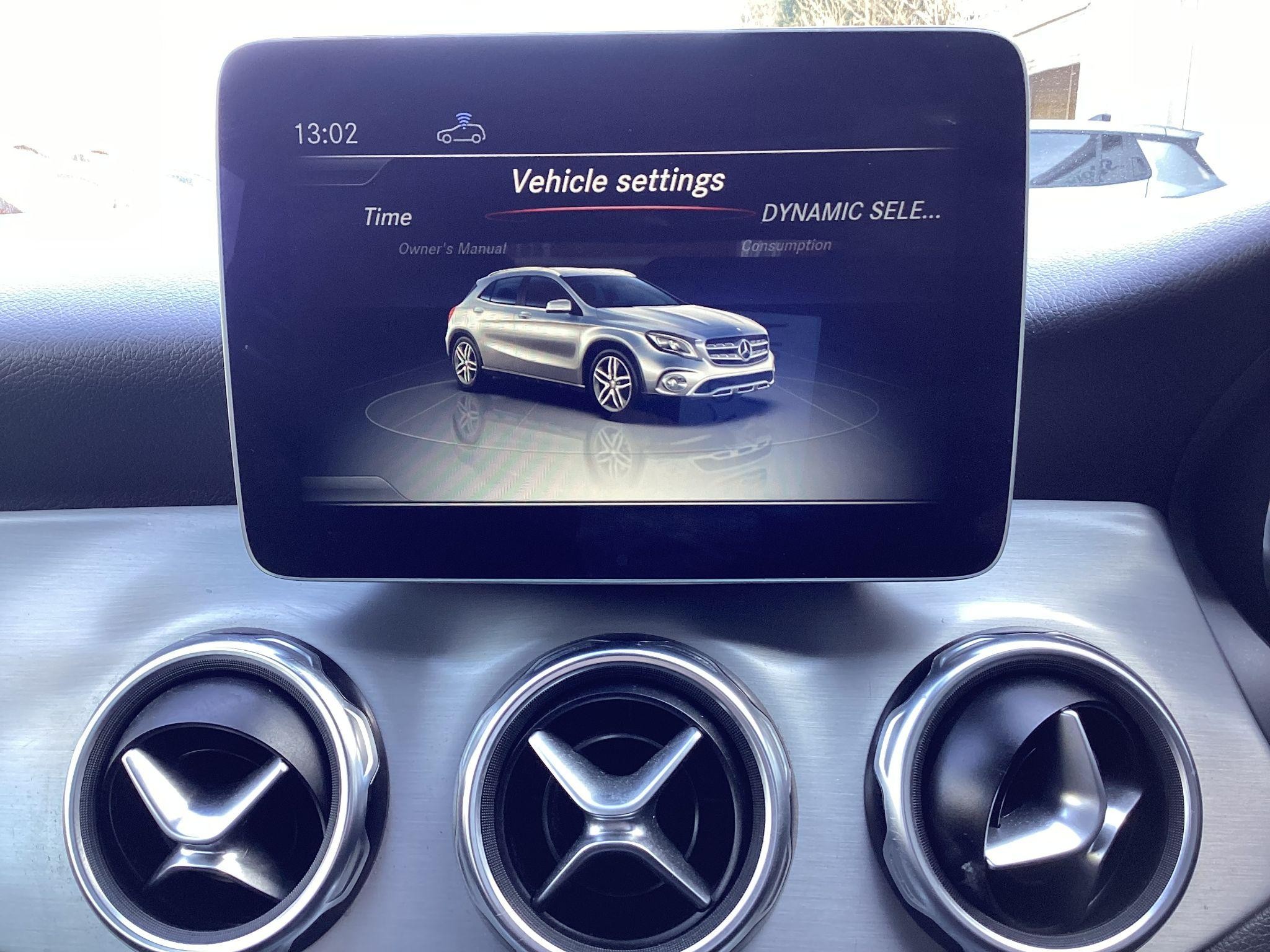 Mercedes-Benz GLA Image 23
