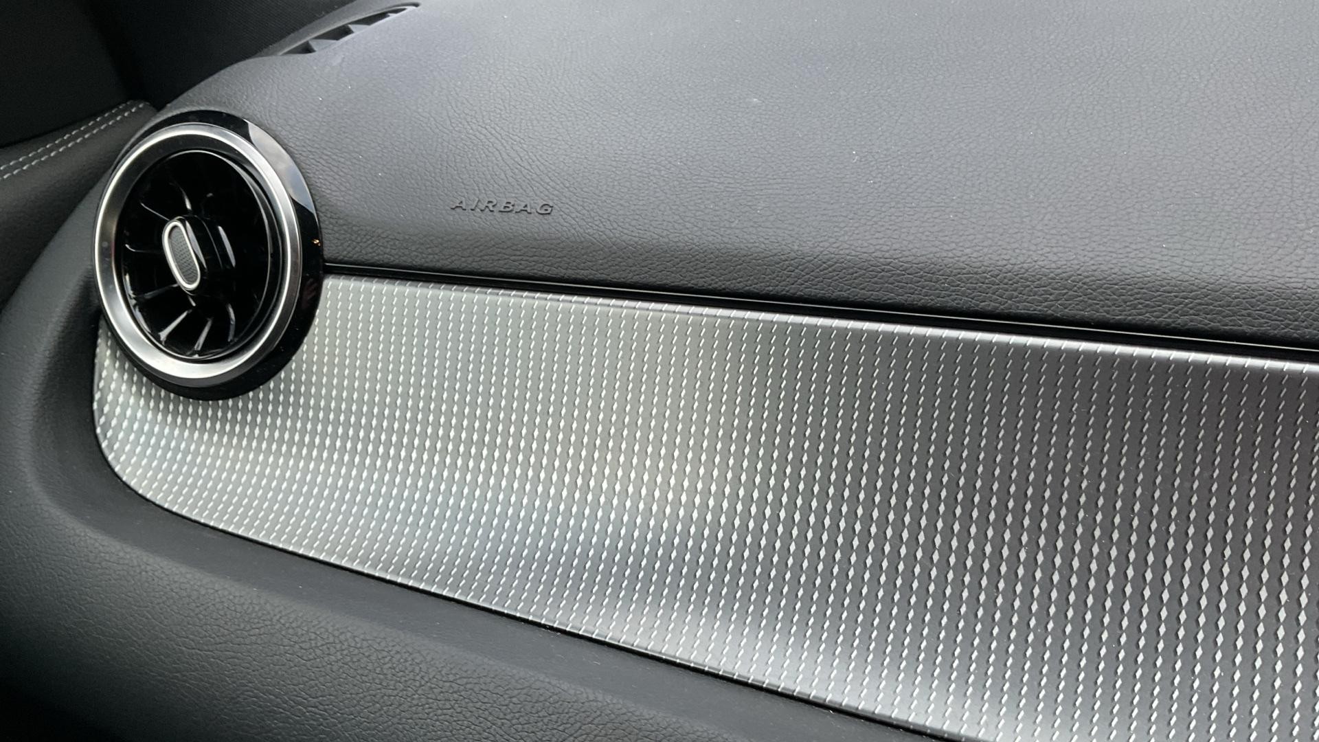 Mercedes-Benz GLA Image 22