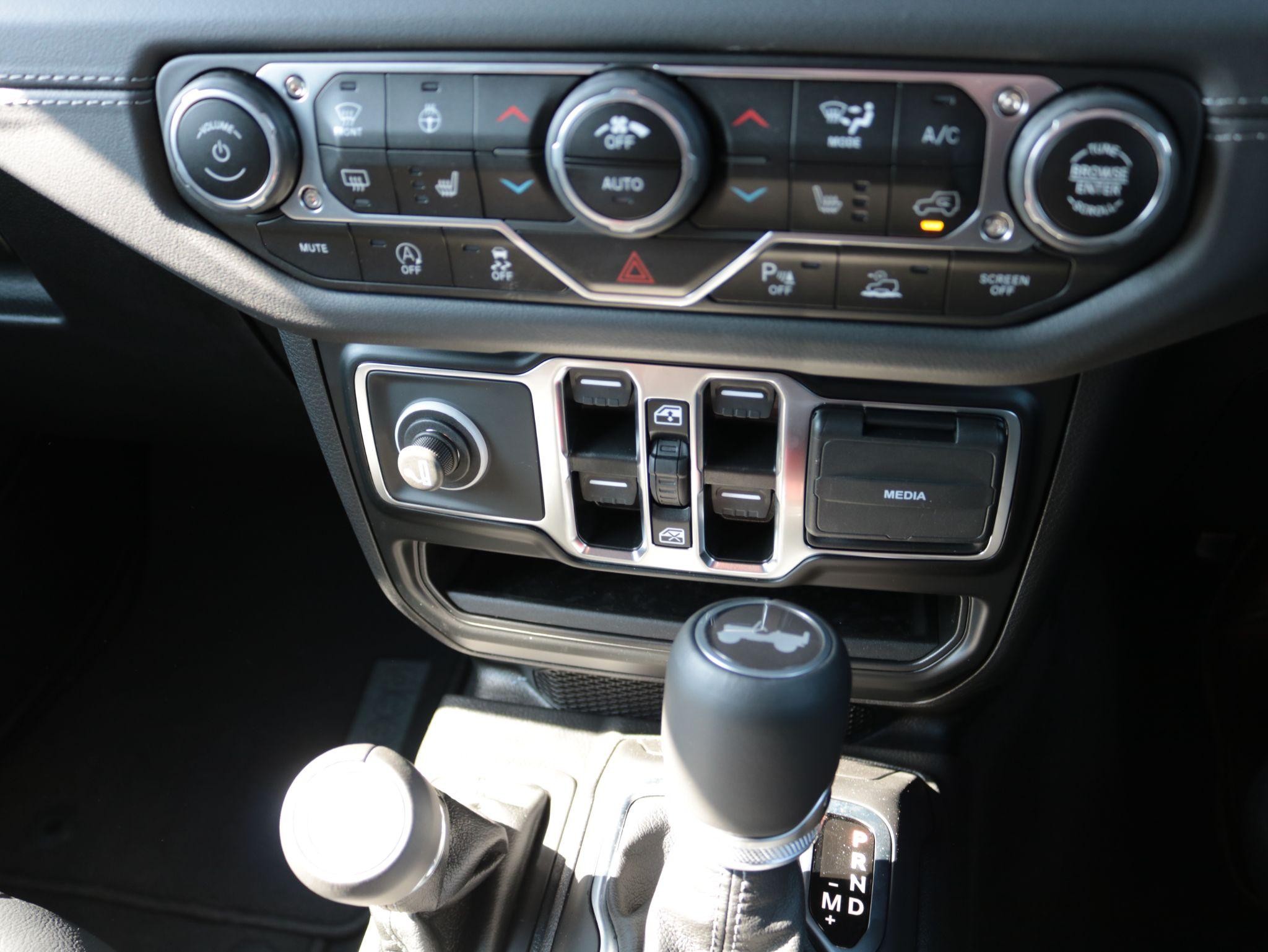 Jeep Wrangler Image 24