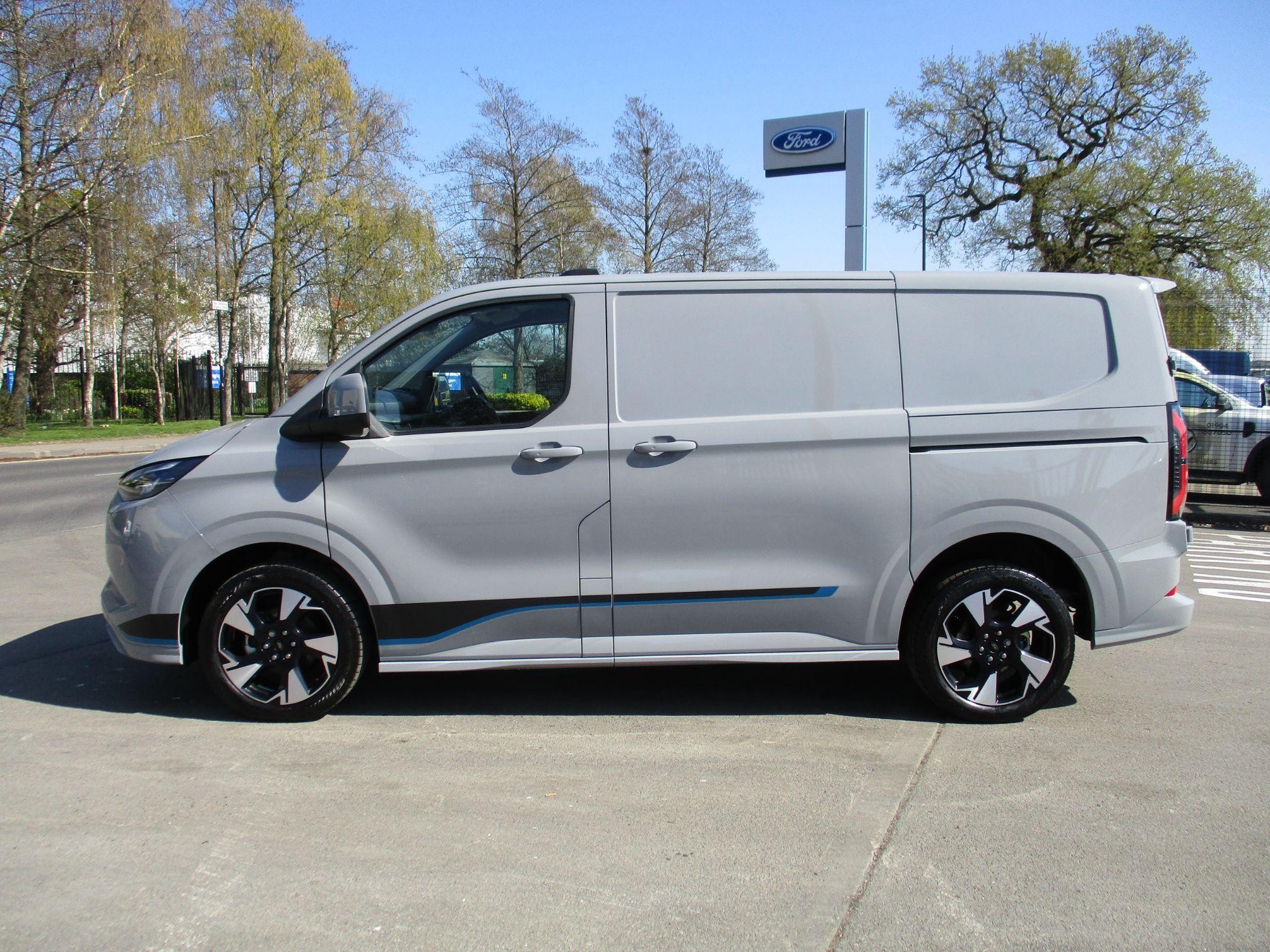 Ford E-Transit Custom Image 6