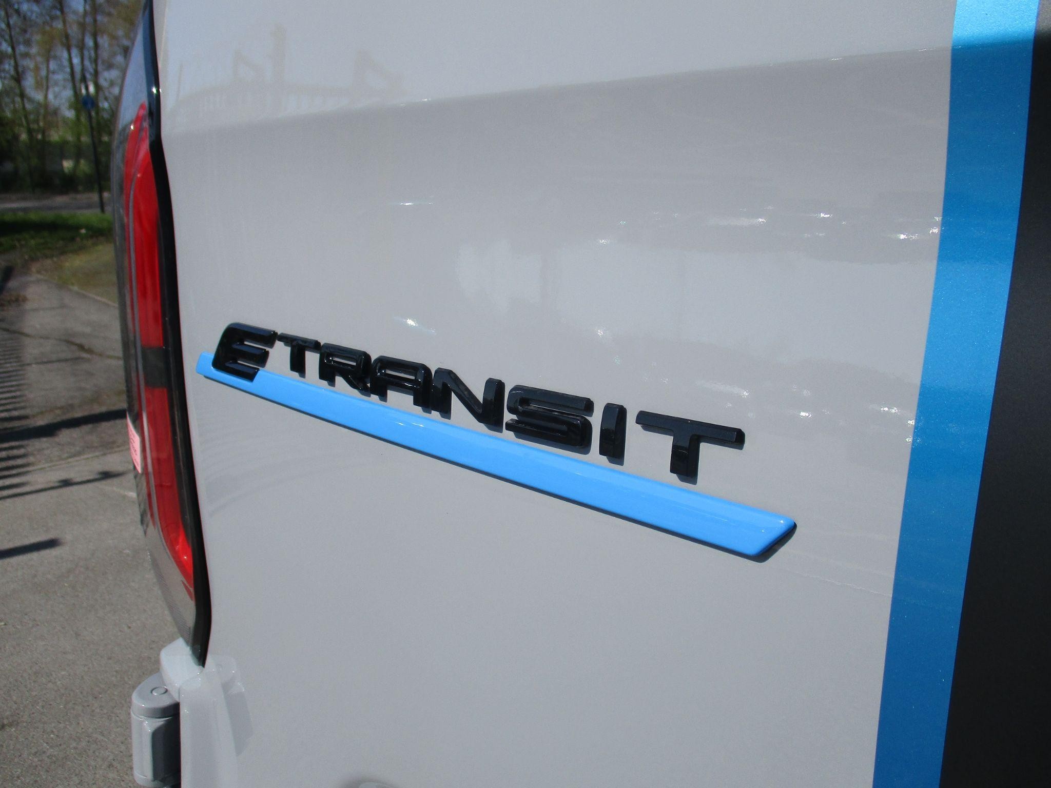 Ford E-Transit Custom Image 15