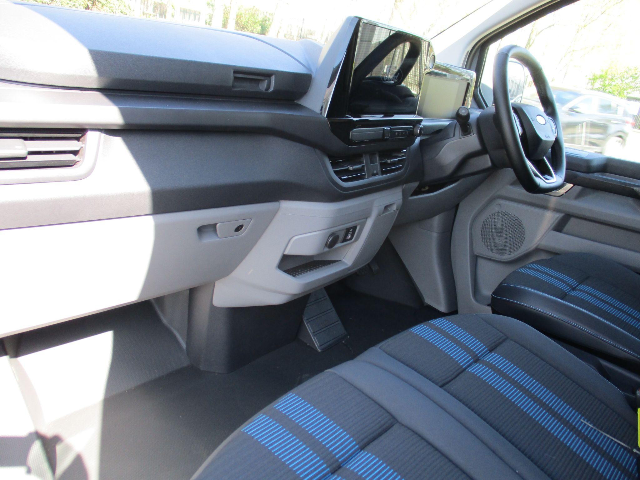 Ford E-Transit Custom Image 19