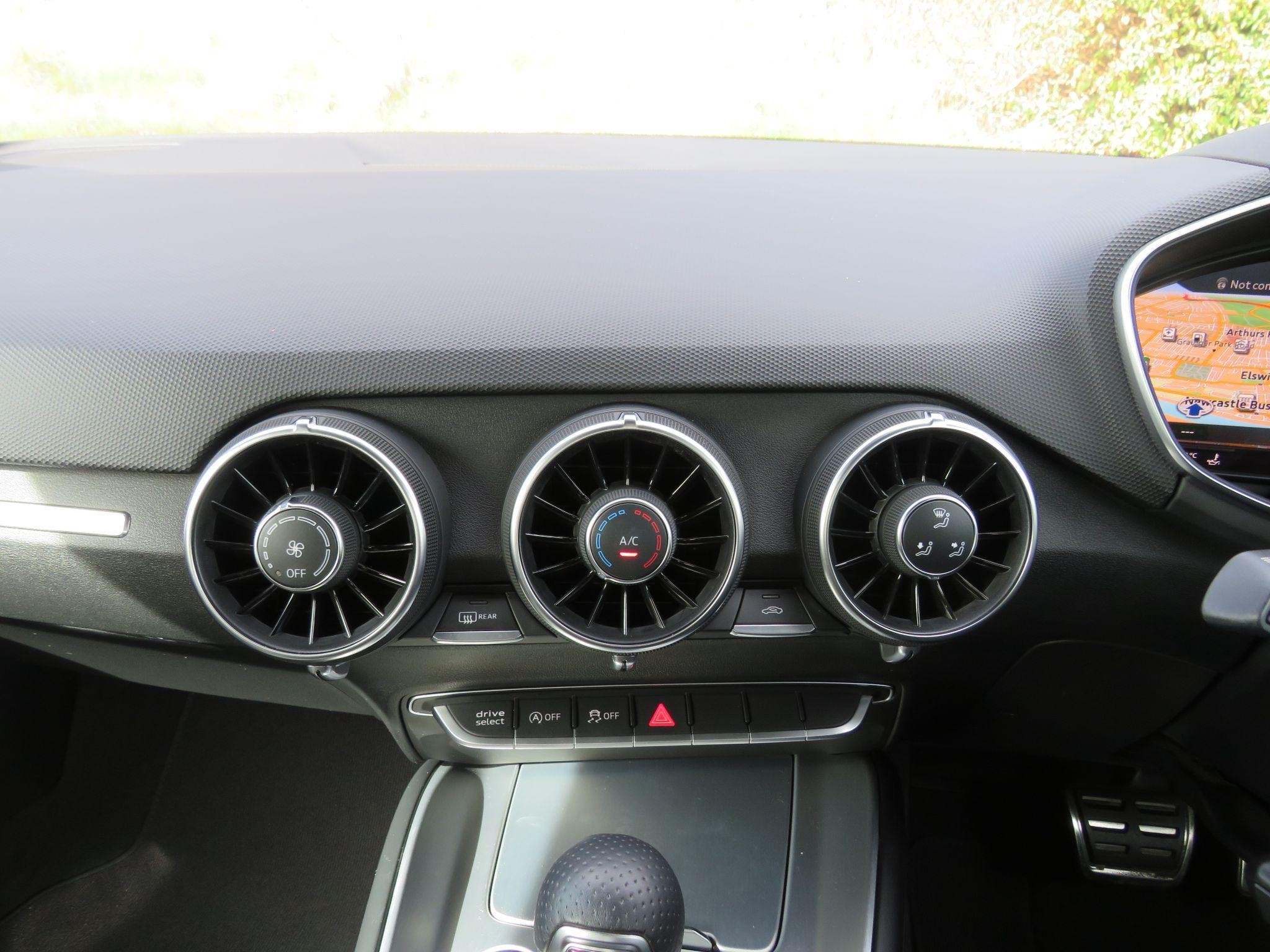 Audi TT Image 17