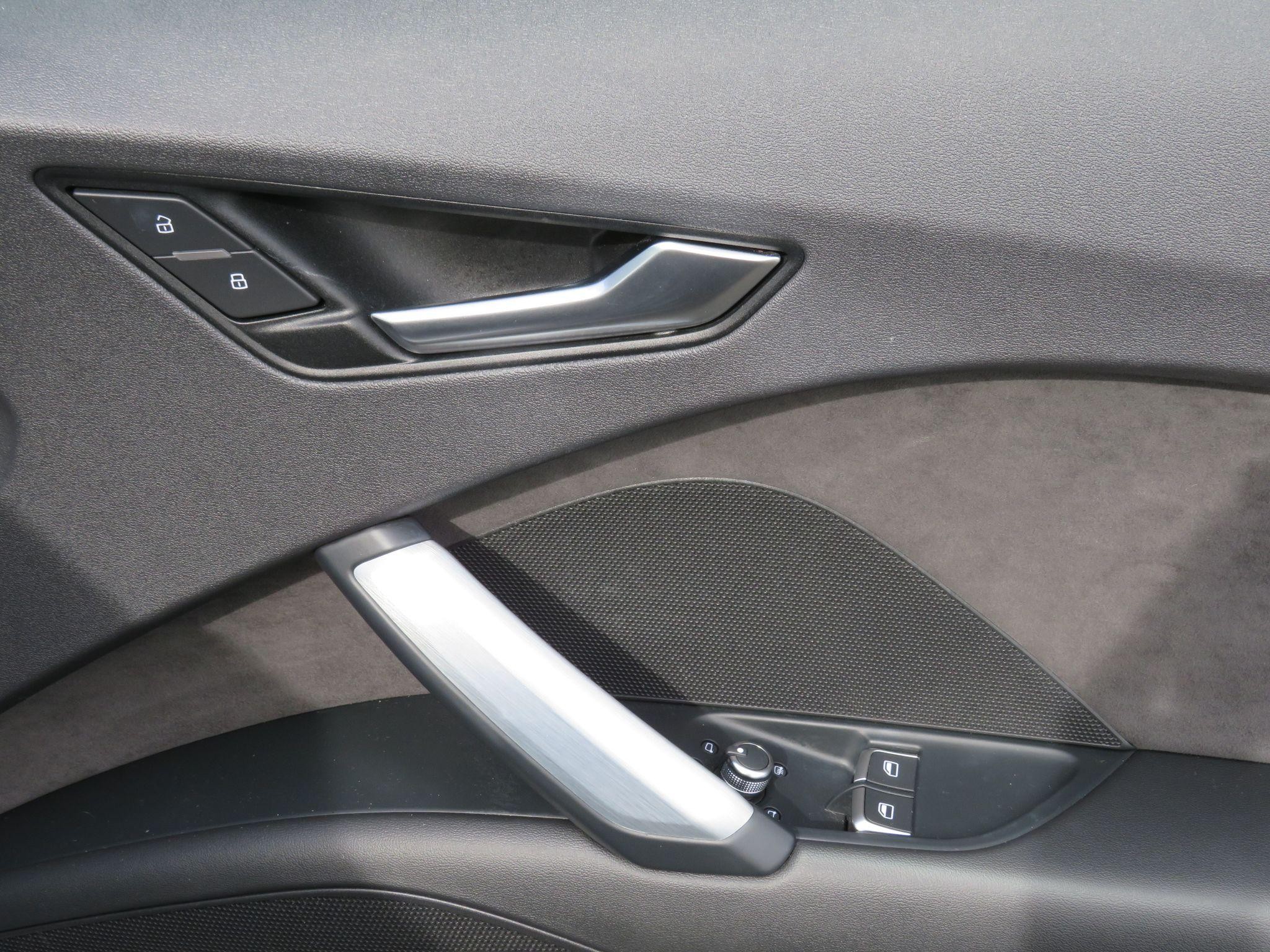 Audi TT Image 25