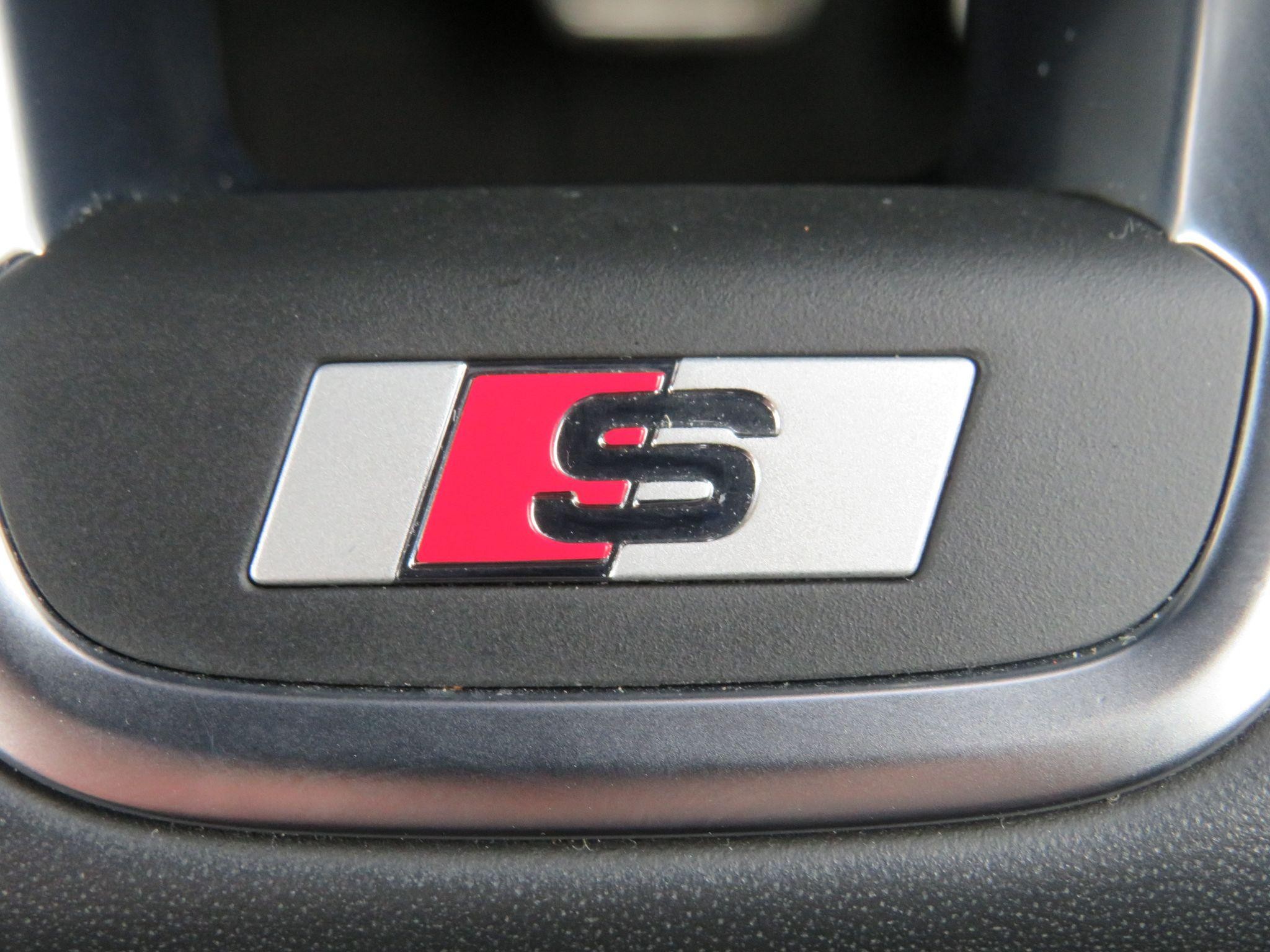 Audi TT Image 32