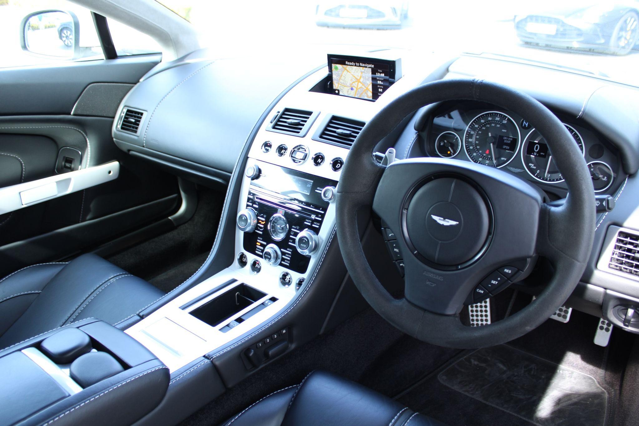Aston Martin Vantage Image 17