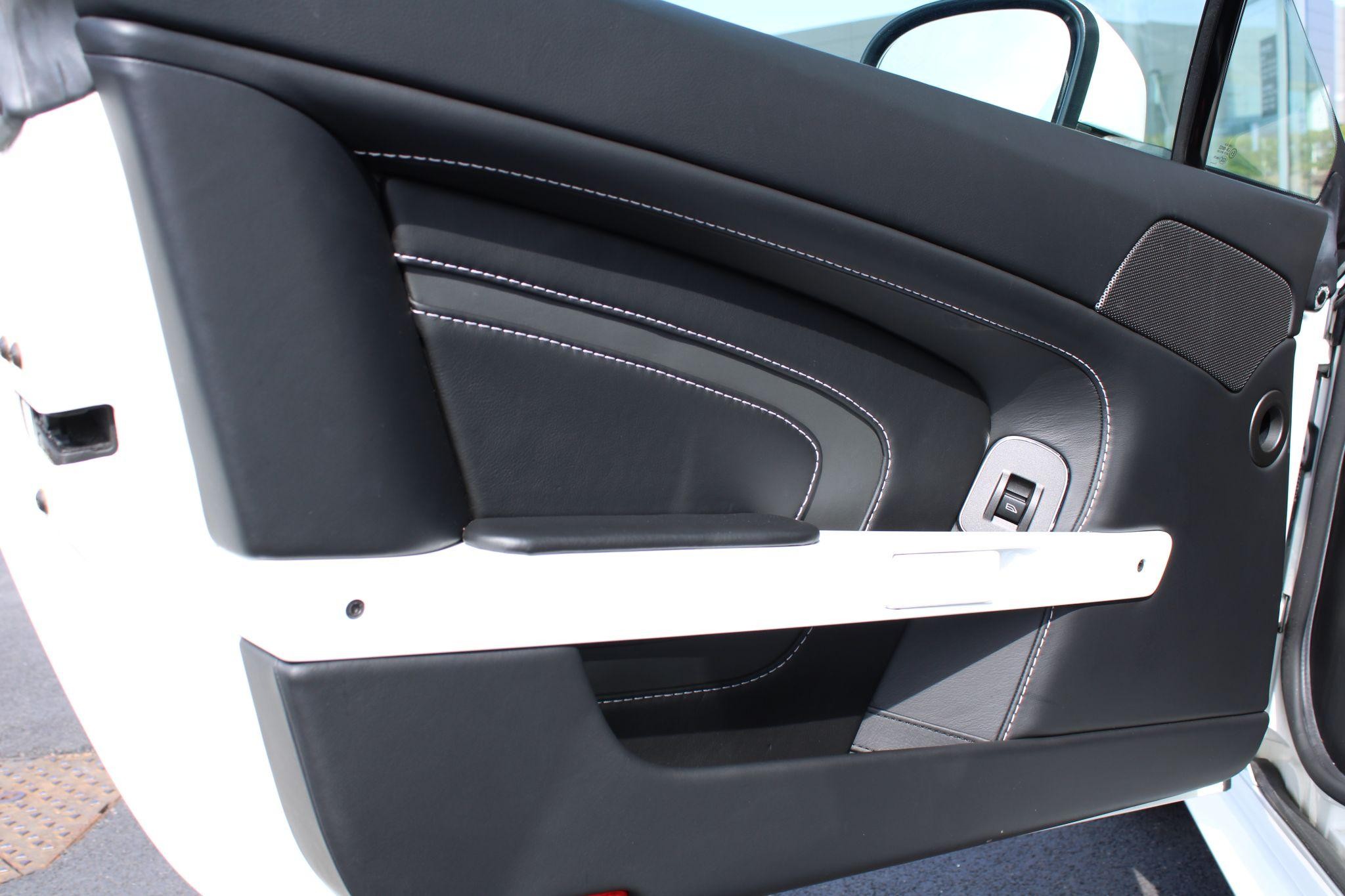 Aston Martin Vantage Image 32