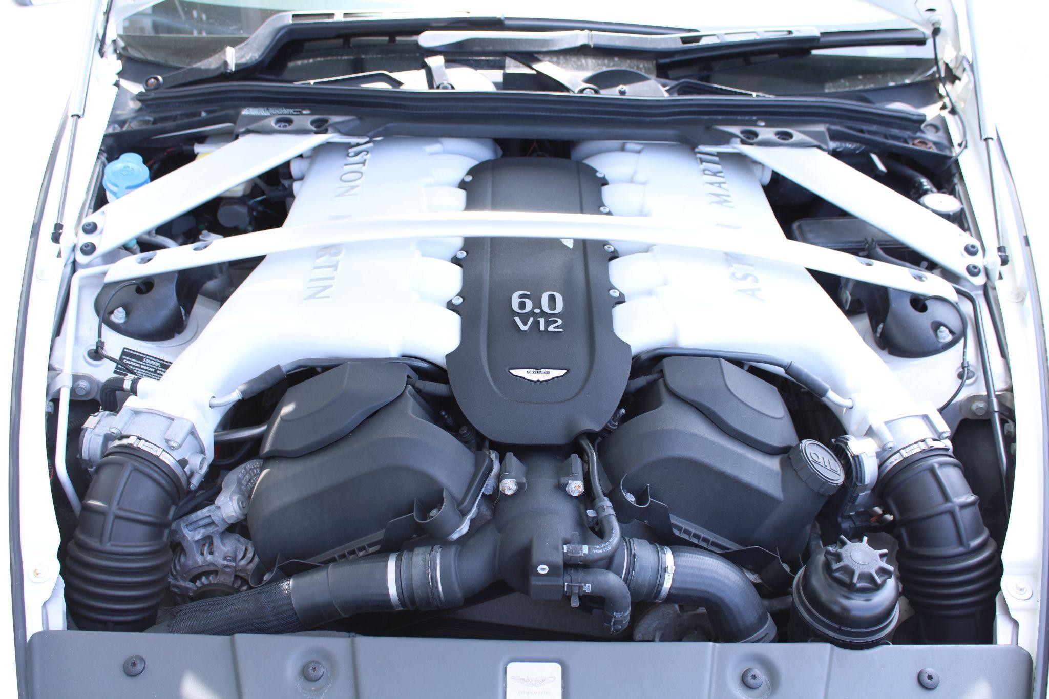 Aston Martin Vantage Image 33