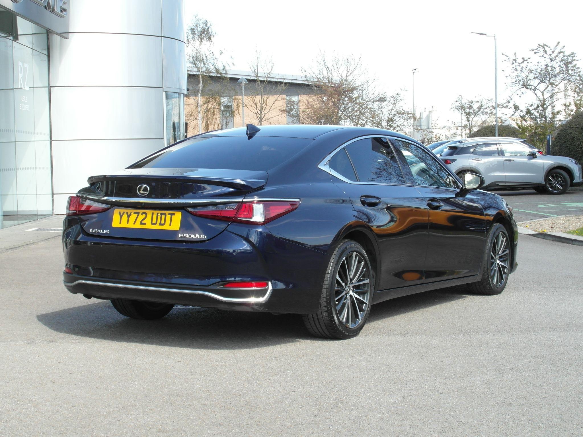 Lexus ES Image 13