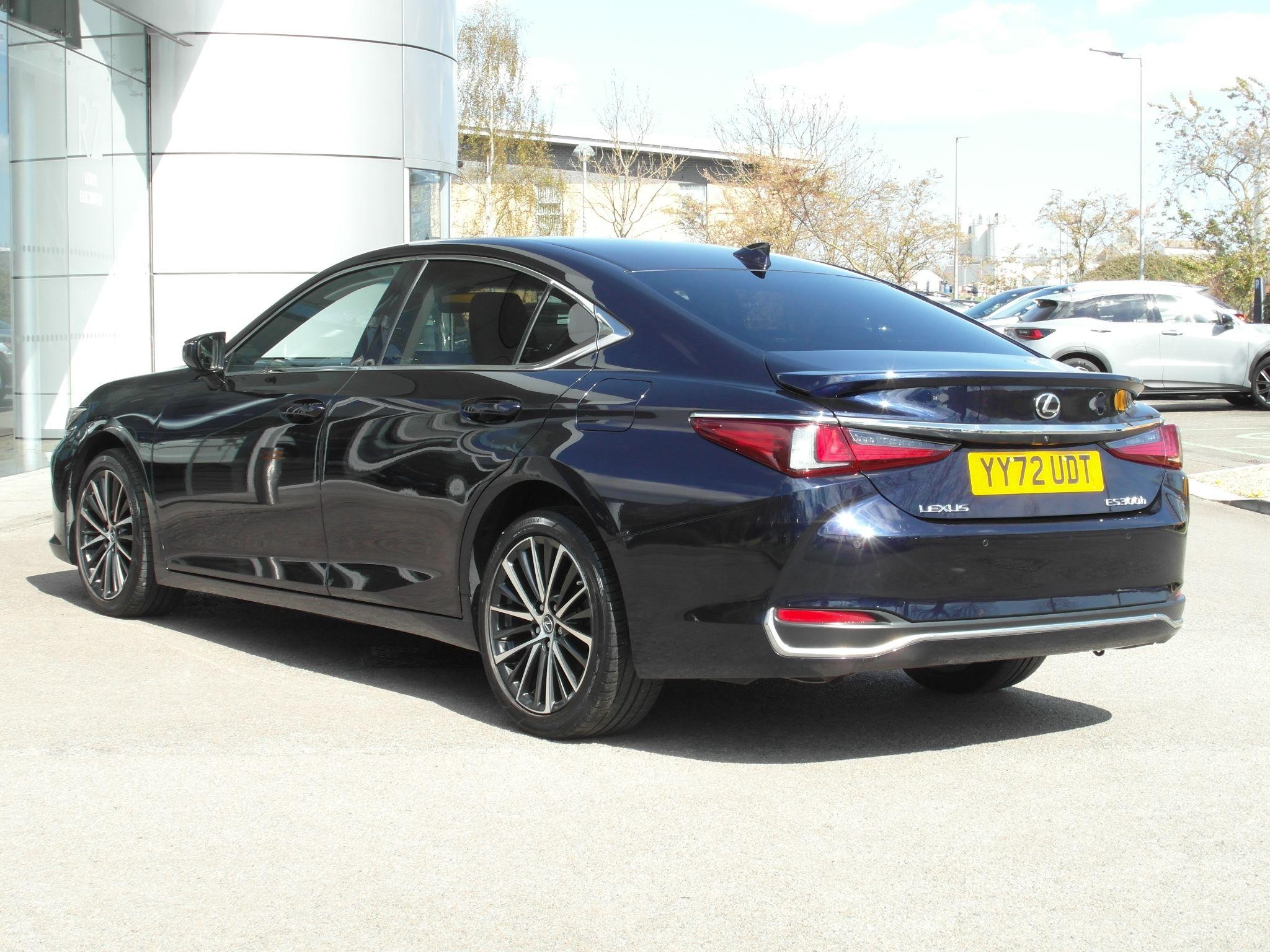 Lexus ES Image 15