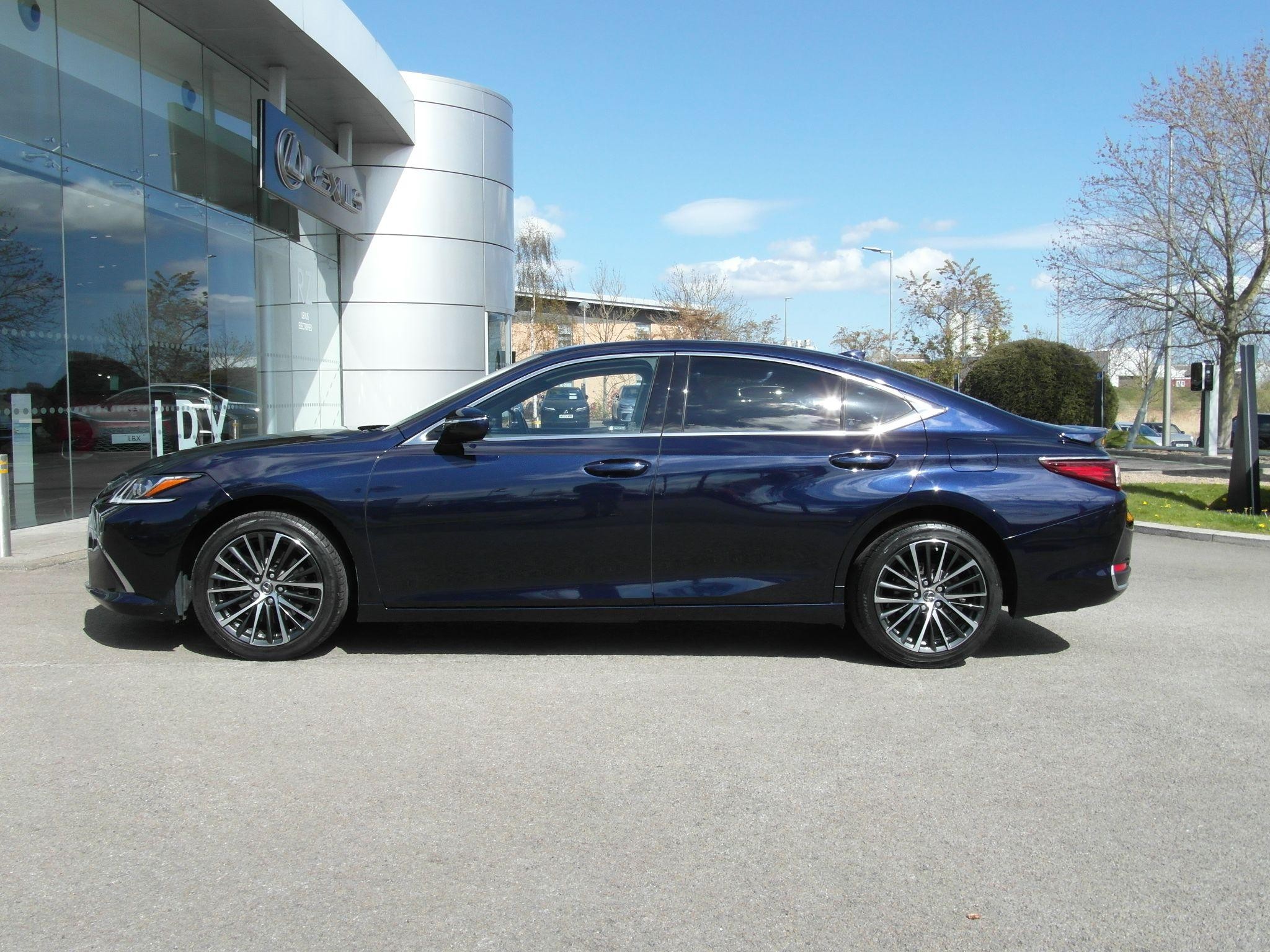 Lexus ES Image 16