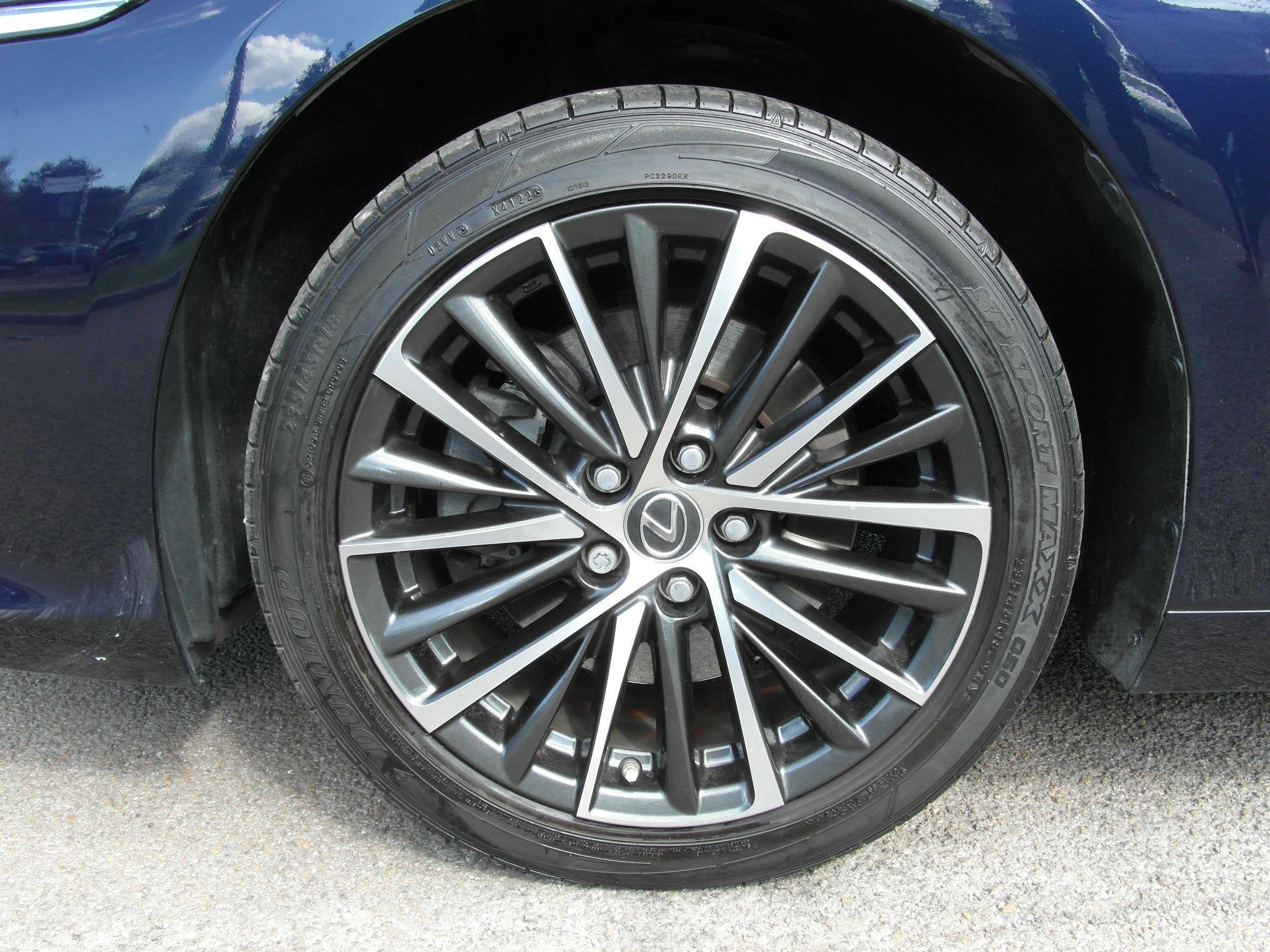 Lexus ES Image 17