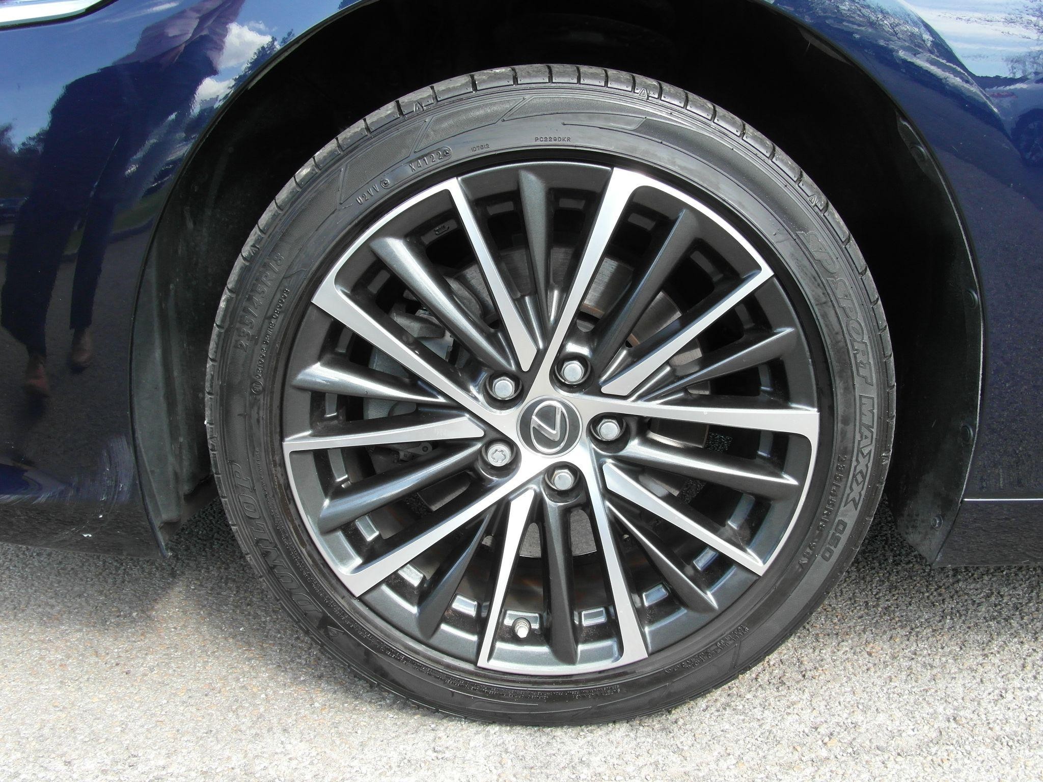 Lexus ES Image 18