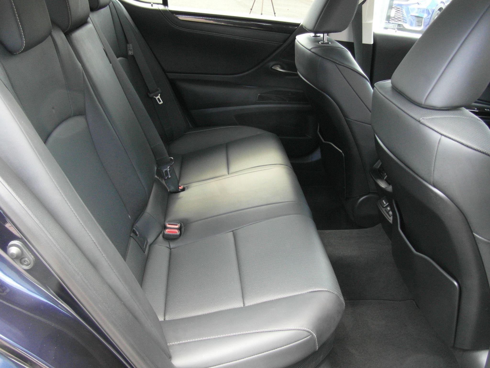 Lexus ES Image 23