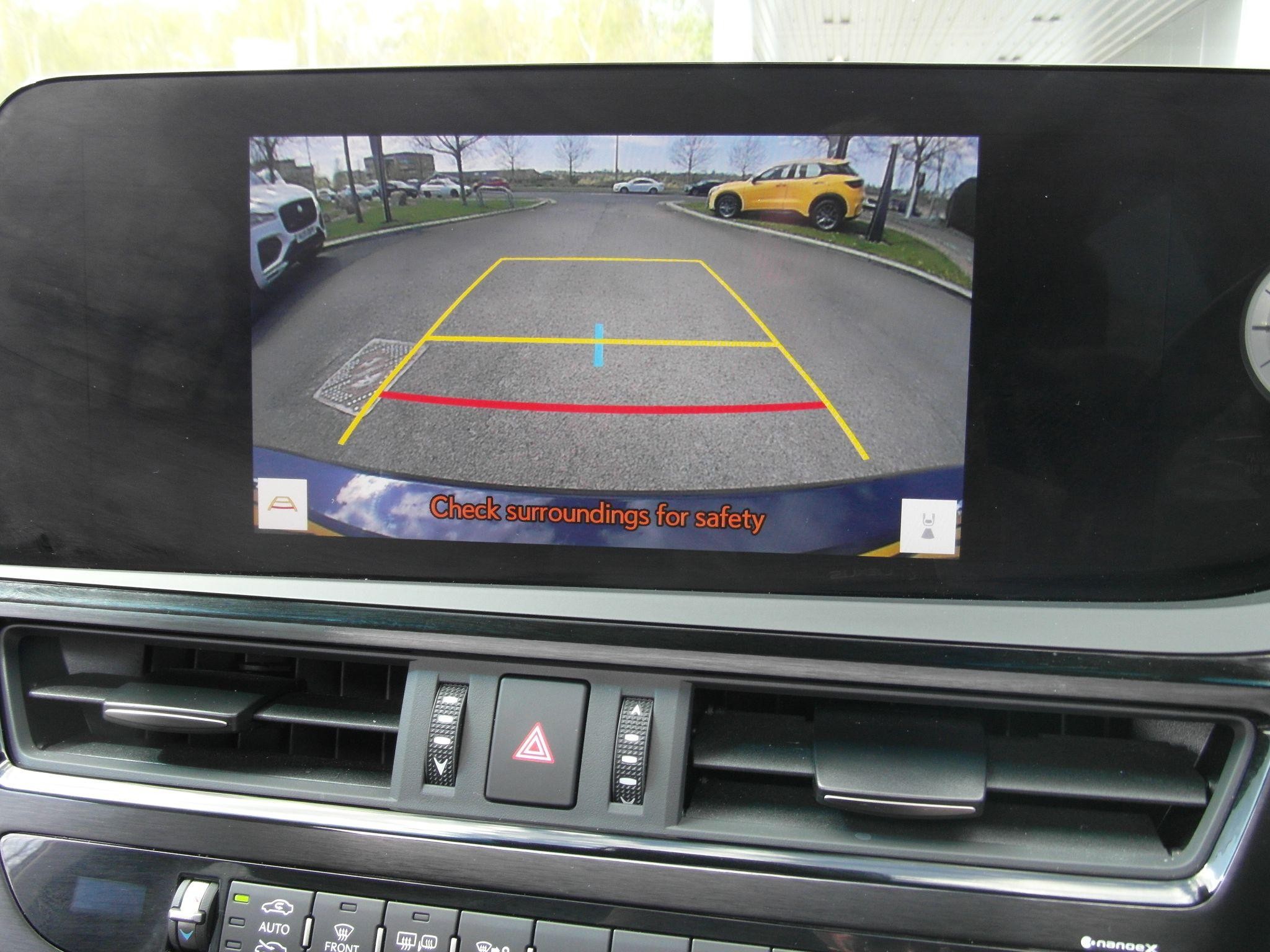 Lexus ES Image 24