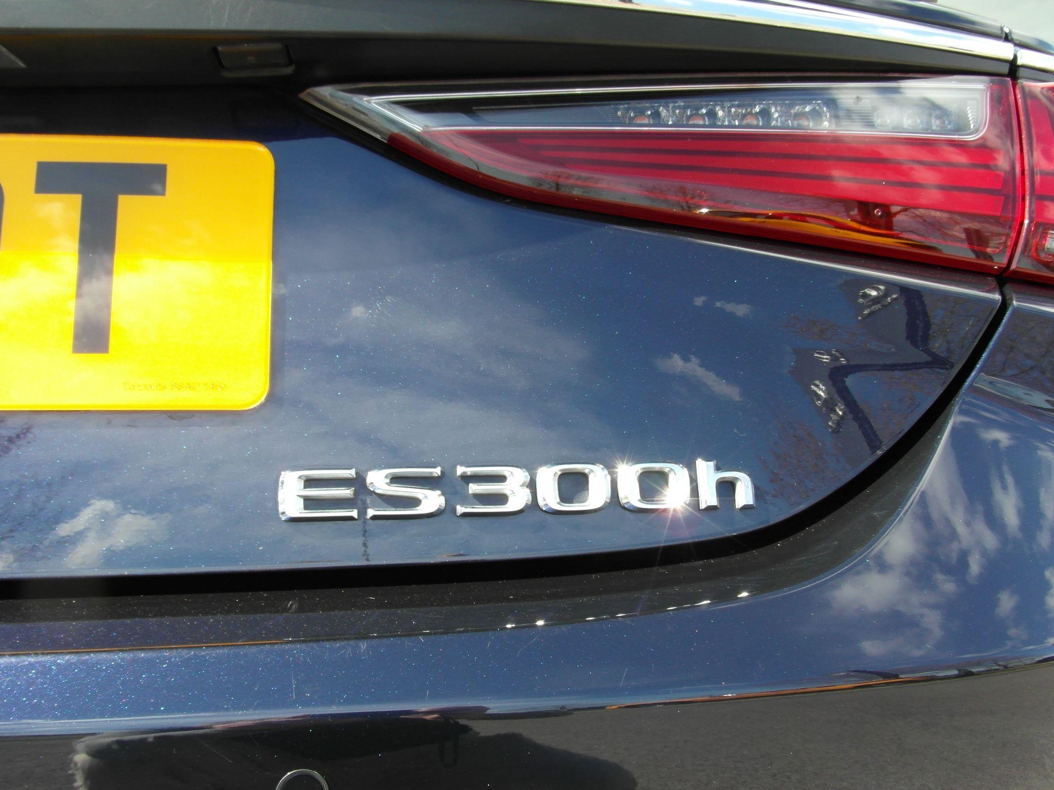 Lexus ES Image 31