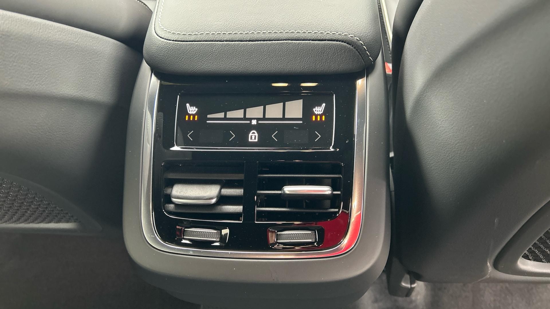 Volvo XC60 Image 30