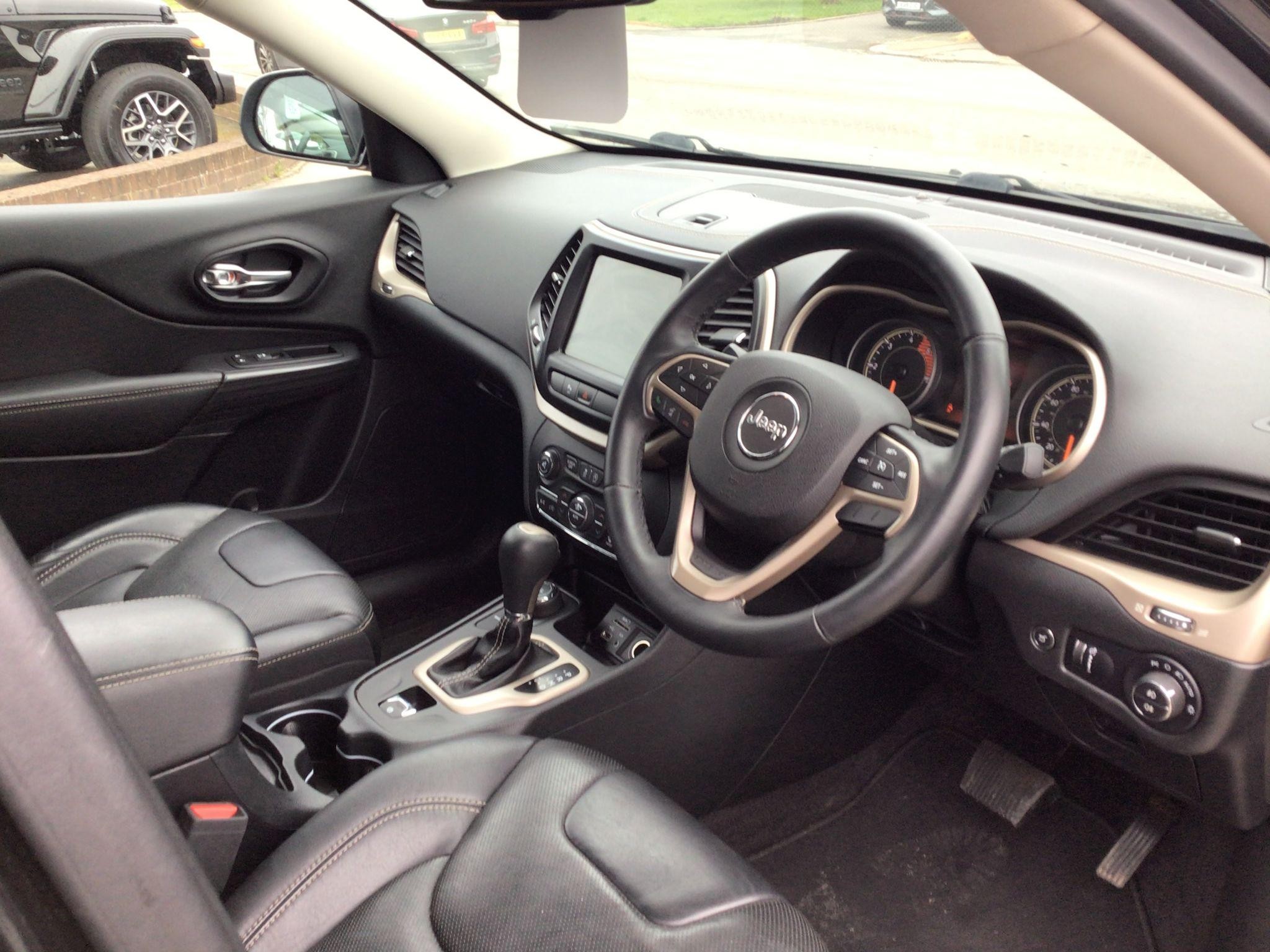 Jeep Cherokee Image 10
