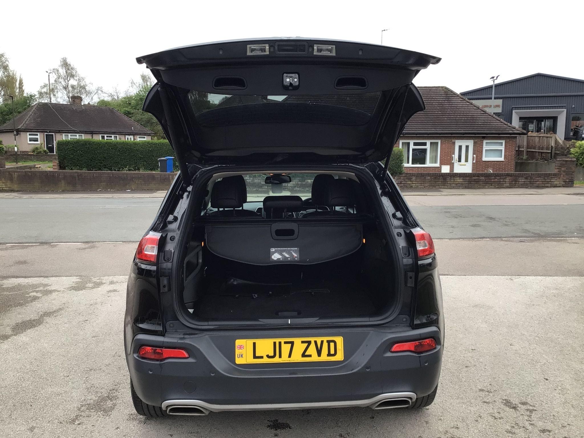 Jeep Cherokee Image 12