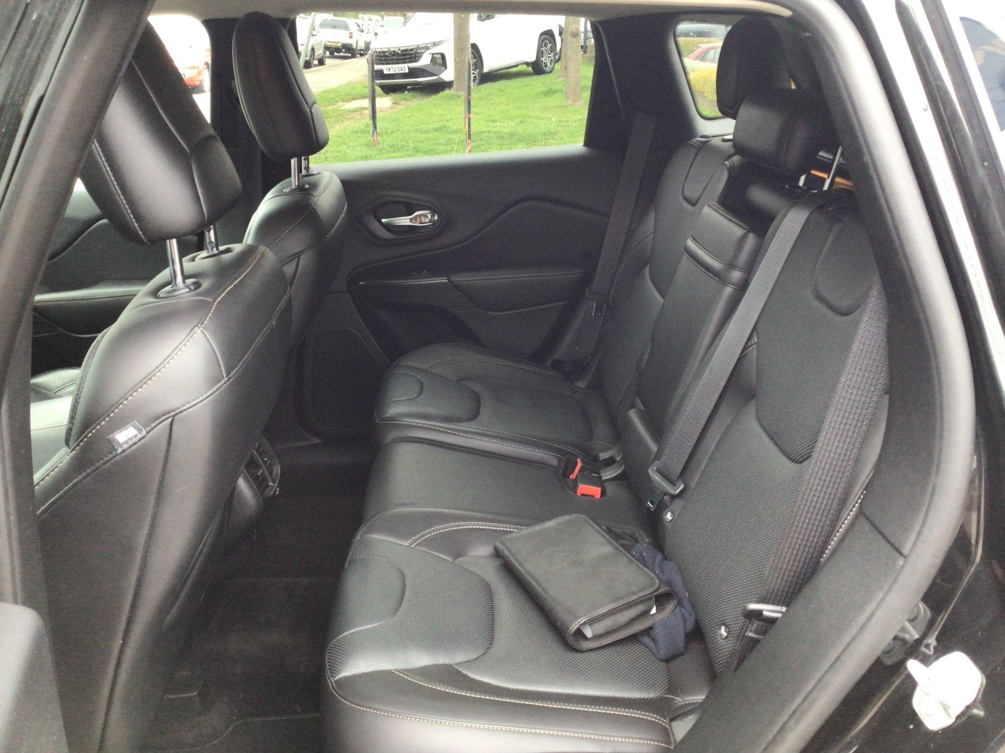 Jeep Cherokee Image 13