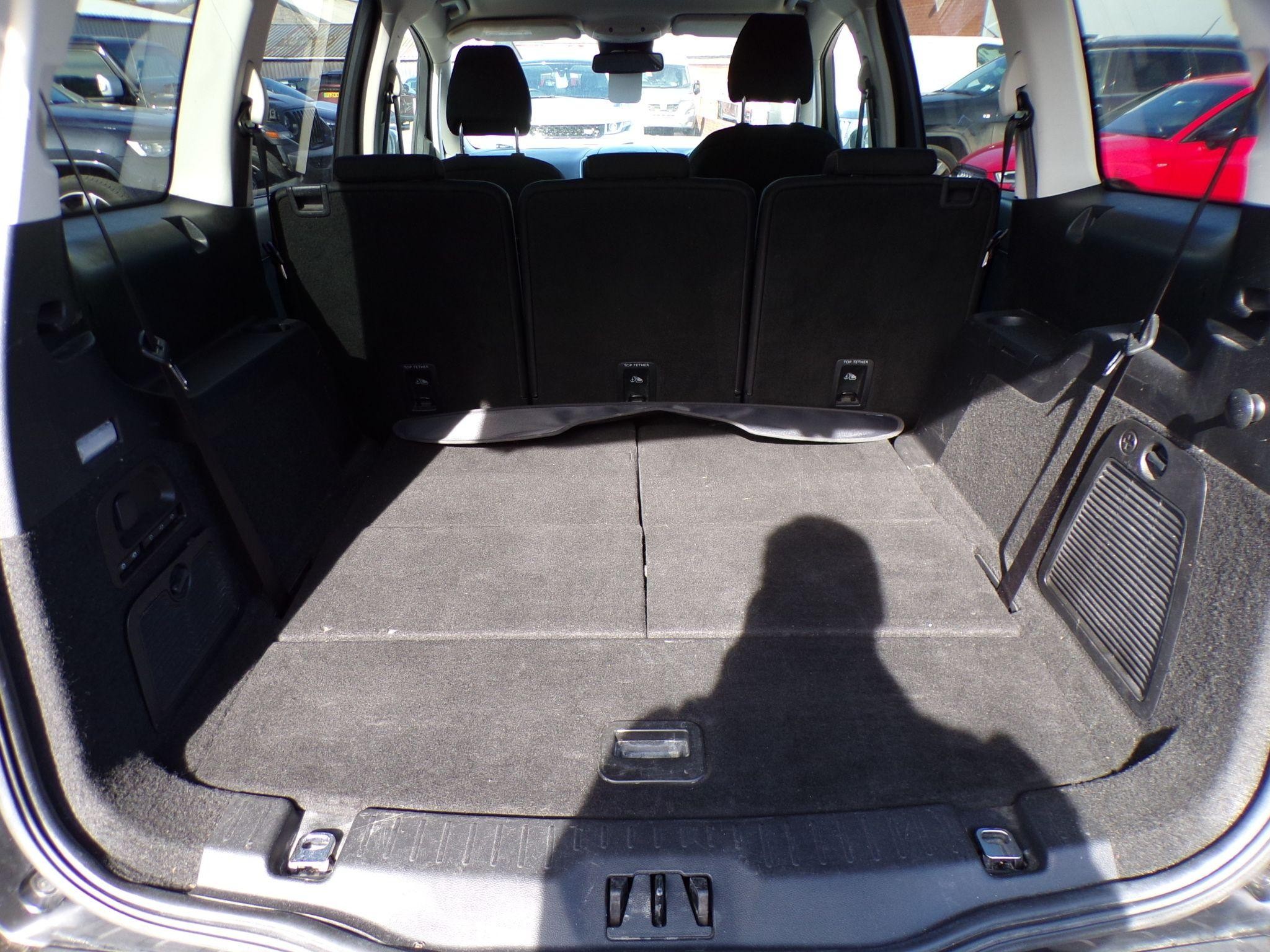 Ford Galaxy Image 10