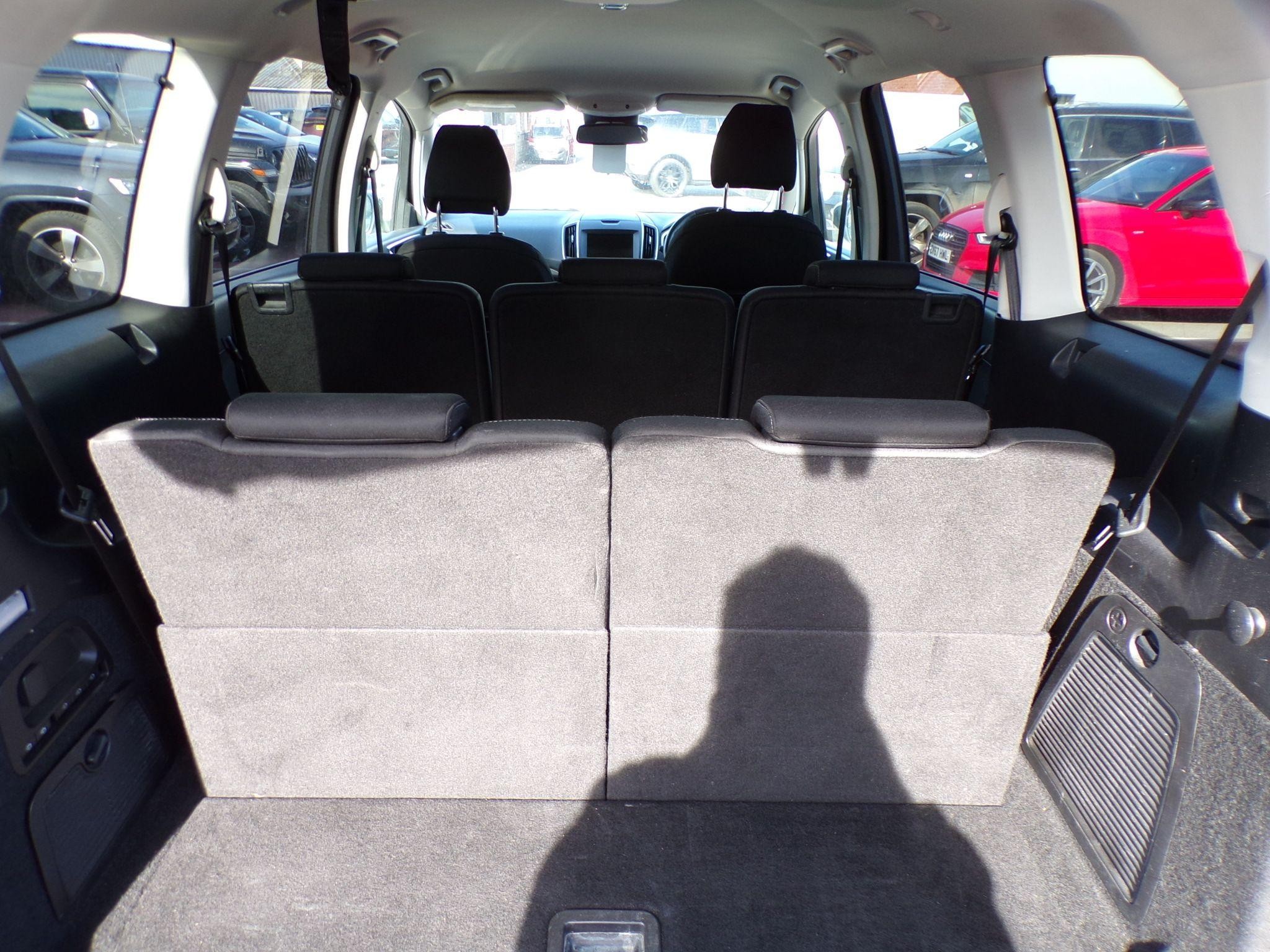 Ford Galaxy Image 11