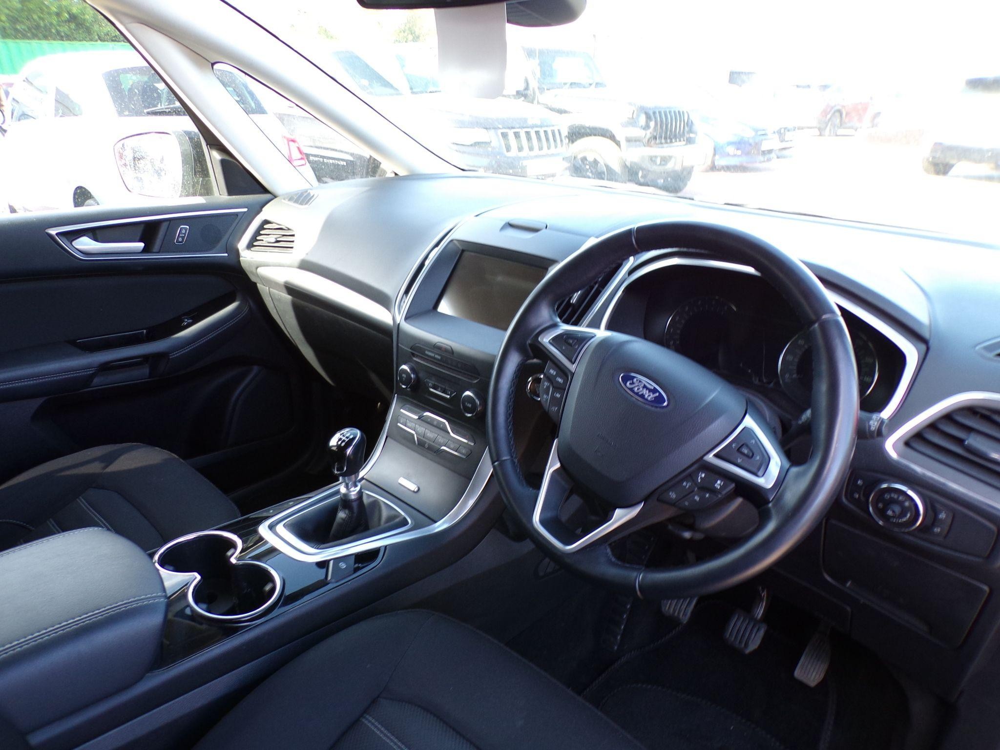 Ford Galaxy Image 16